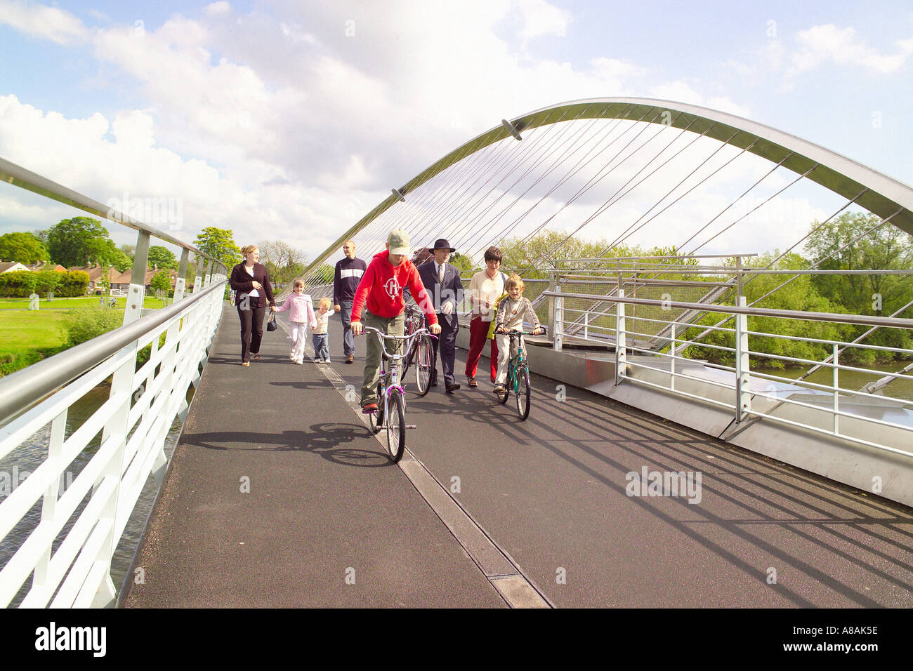 Piétons et cyclistes sur le Millennium Bridge qui traversait la rivière Ouse à York. North Yorkshire, Royaume-Uni. Banque D'Images