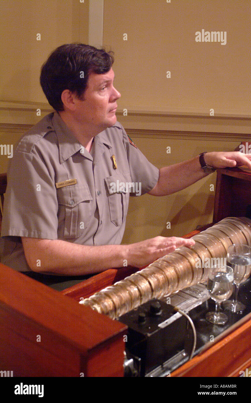USA, Philadelphia-National Park Service employé joue un armonica Banque D'Images