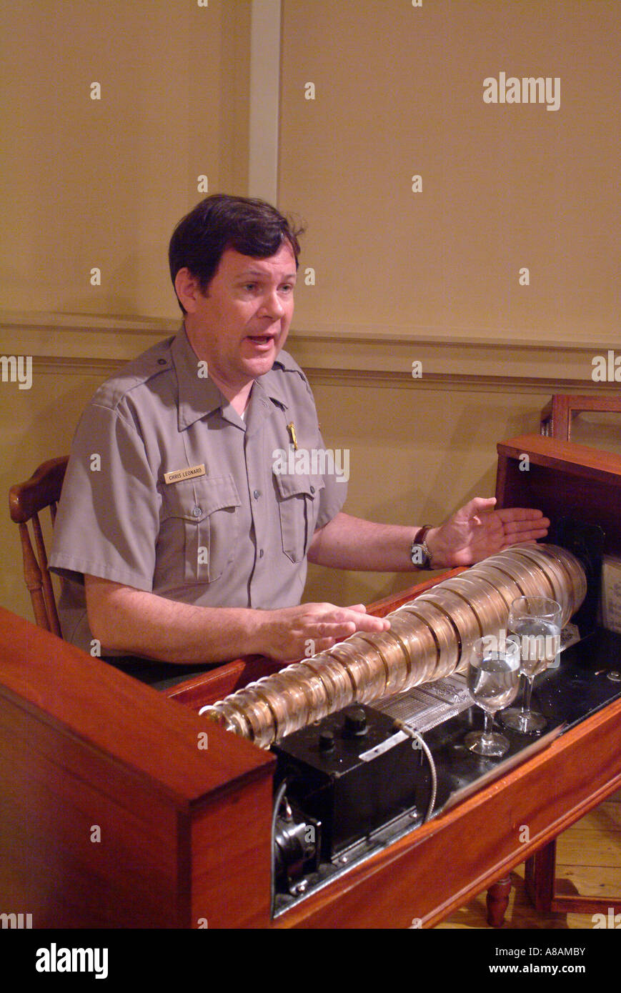 USA, Philadelphie, National Park Service employé joue un armonica Banque D'Images