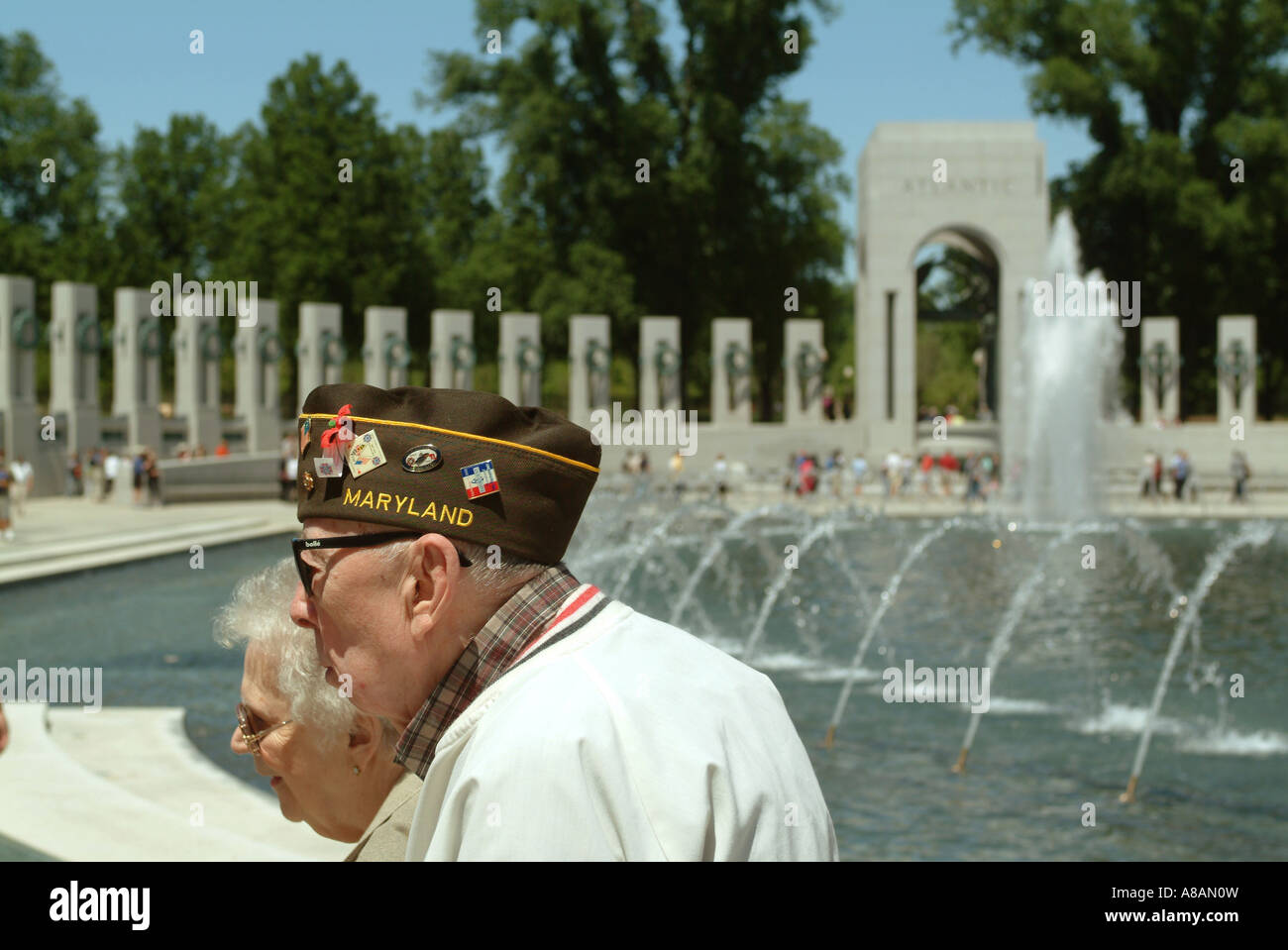 Monument commémoratif de la Seconde Guerre Mondiale Washington DC Un ancien combattant et sa femme à pied autour du monument Banque D'Images