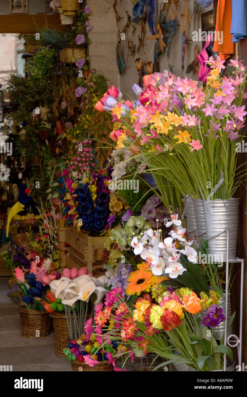 Le papier et les fleurs en soie sont vendus dans une boutique GUANAJUATO MEXIQUE Banque D'Images