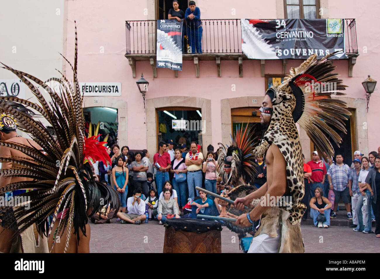 Une troupe de danse aztèque effectue en costumes à plumes traditionnelles au Festival Cervantino de Guanajuato au Mexique Banque D'Images