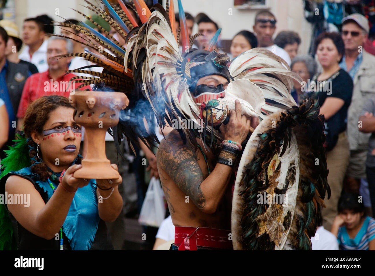 Une troupe de danse aztèque effectue en costumes à plumes traditionnelles au Festival Cervantino de Guanajuato au Mexique Banque D'Images