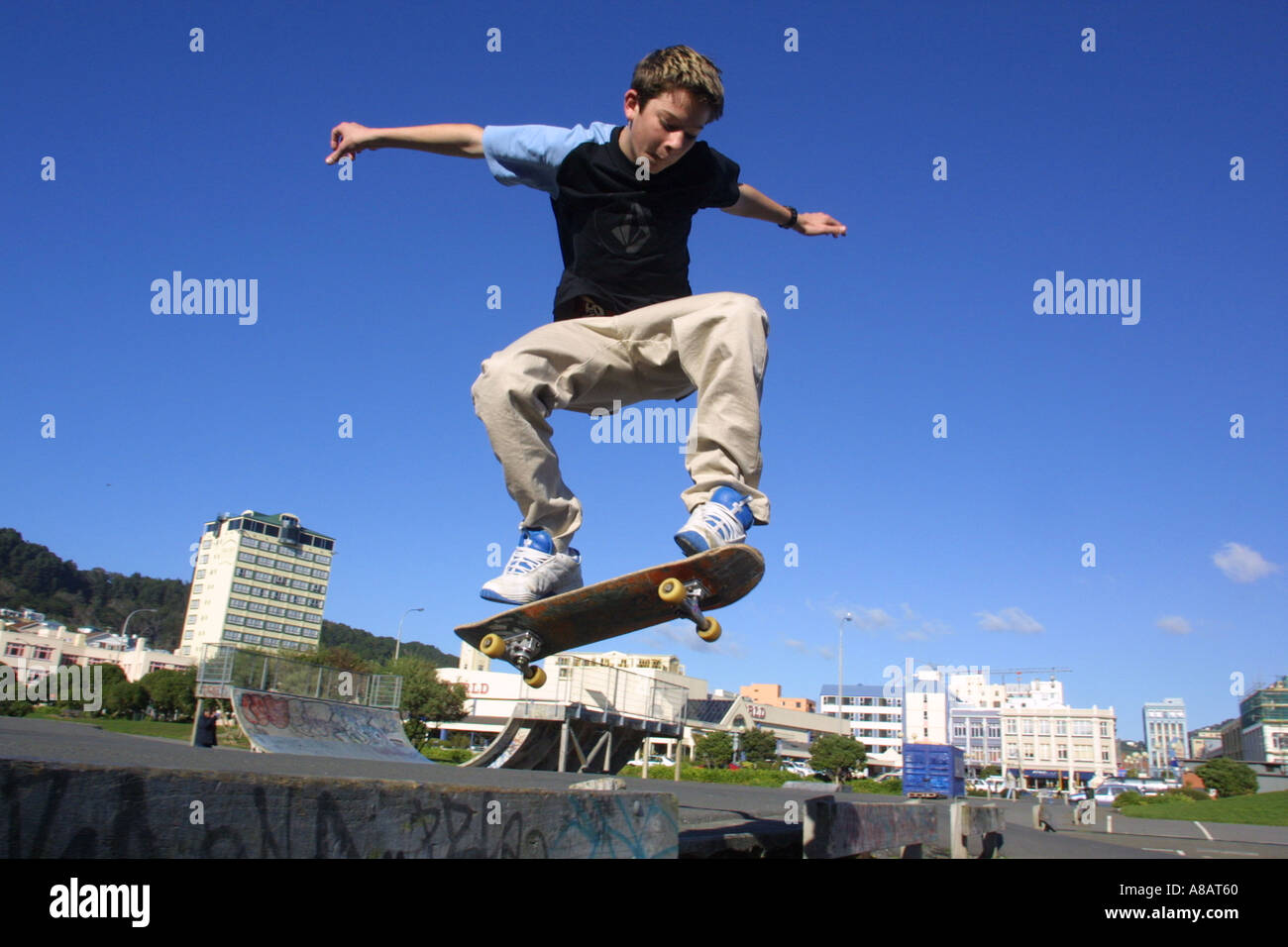 Garçon sur un skateboard Banque D'Images