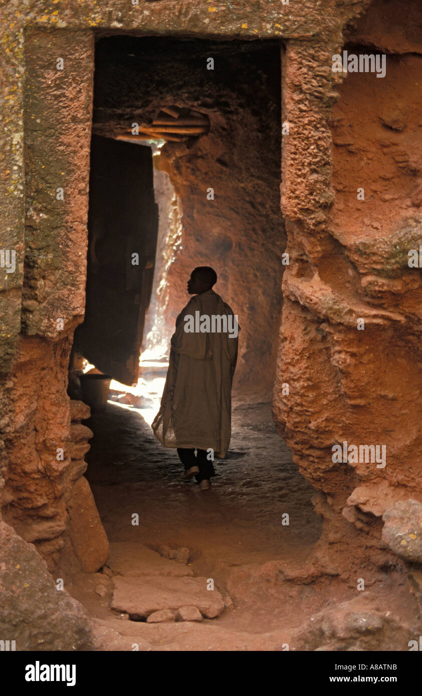 Tunnel menant à l'église St George, un rocher monolithe taillé au-dessous du niveau du sol, Lalibela, Éthiopie Banque D'Images