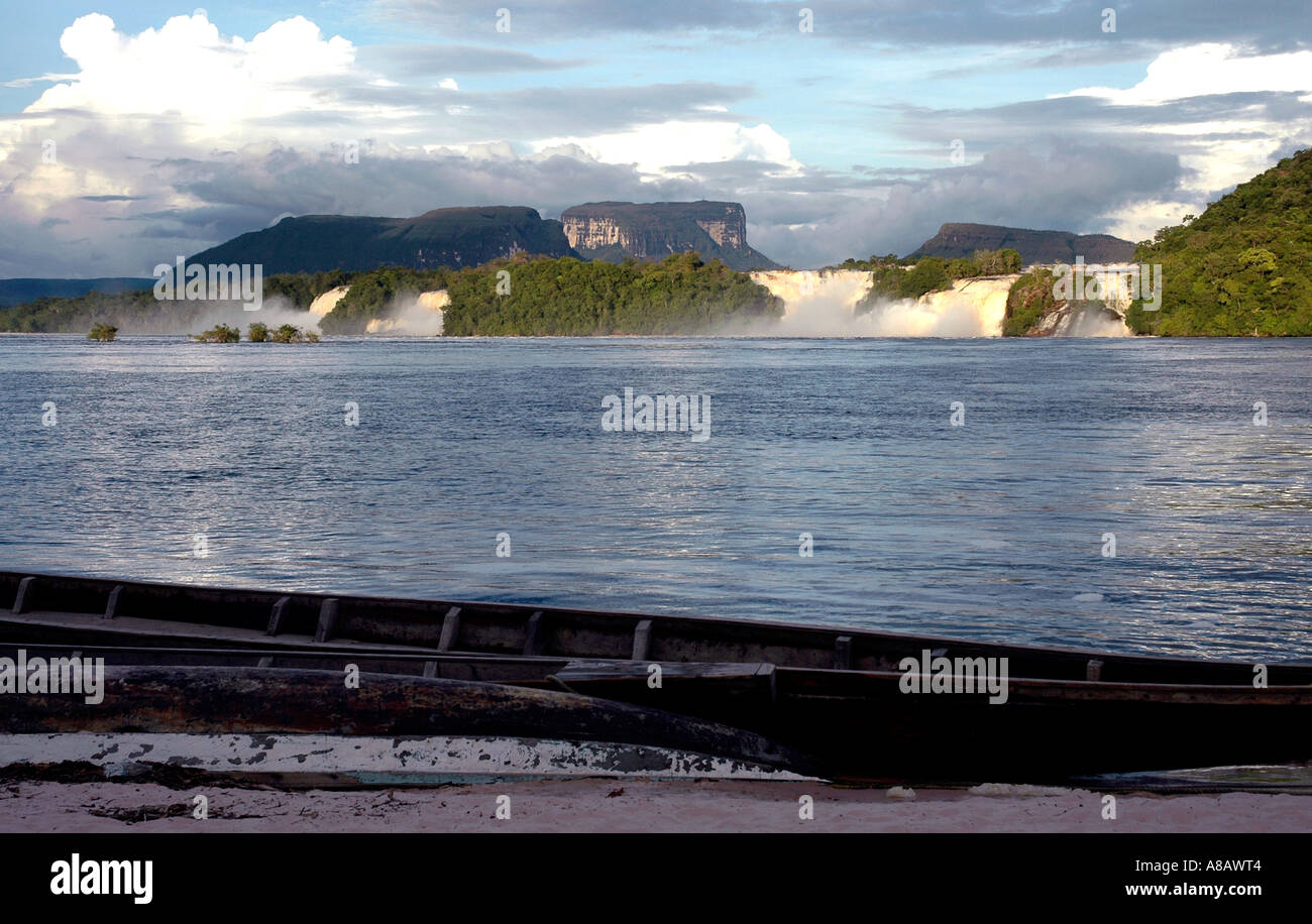 Tepuis sur l'horizon, quatre puissantes chutes d'eau, avec plus de derrière, plongez dans la lagune Canaima au Venezuela's Gran Sabana Banque D'Images