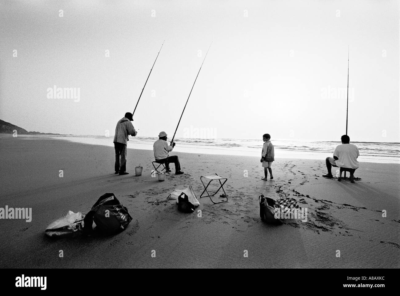 Les pêcheurs sur la plage de Mirleft Maroc Banque D'Images