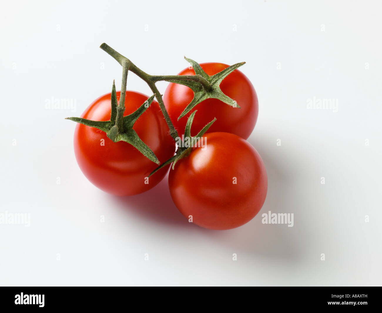 Trois tomates de vigne sur fond blanc l'alimentation éditoriale Banque D'Images