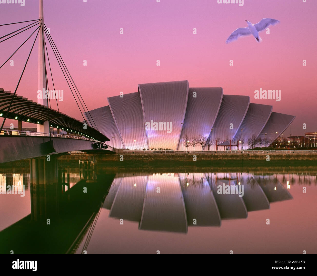 GB - Ecosse : crépuscule sur le Scottish Exhibition and Conference Centre à Glasgow Banque D'Images