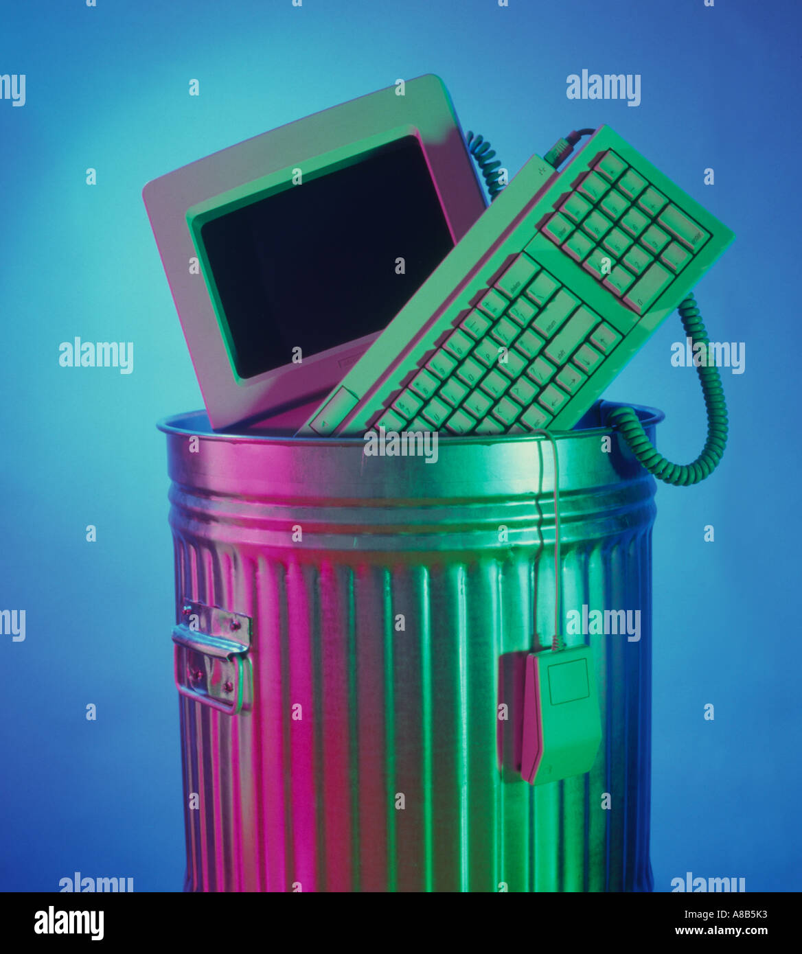 Ordinateur dans une poubelle Photo Stock - Alamy
