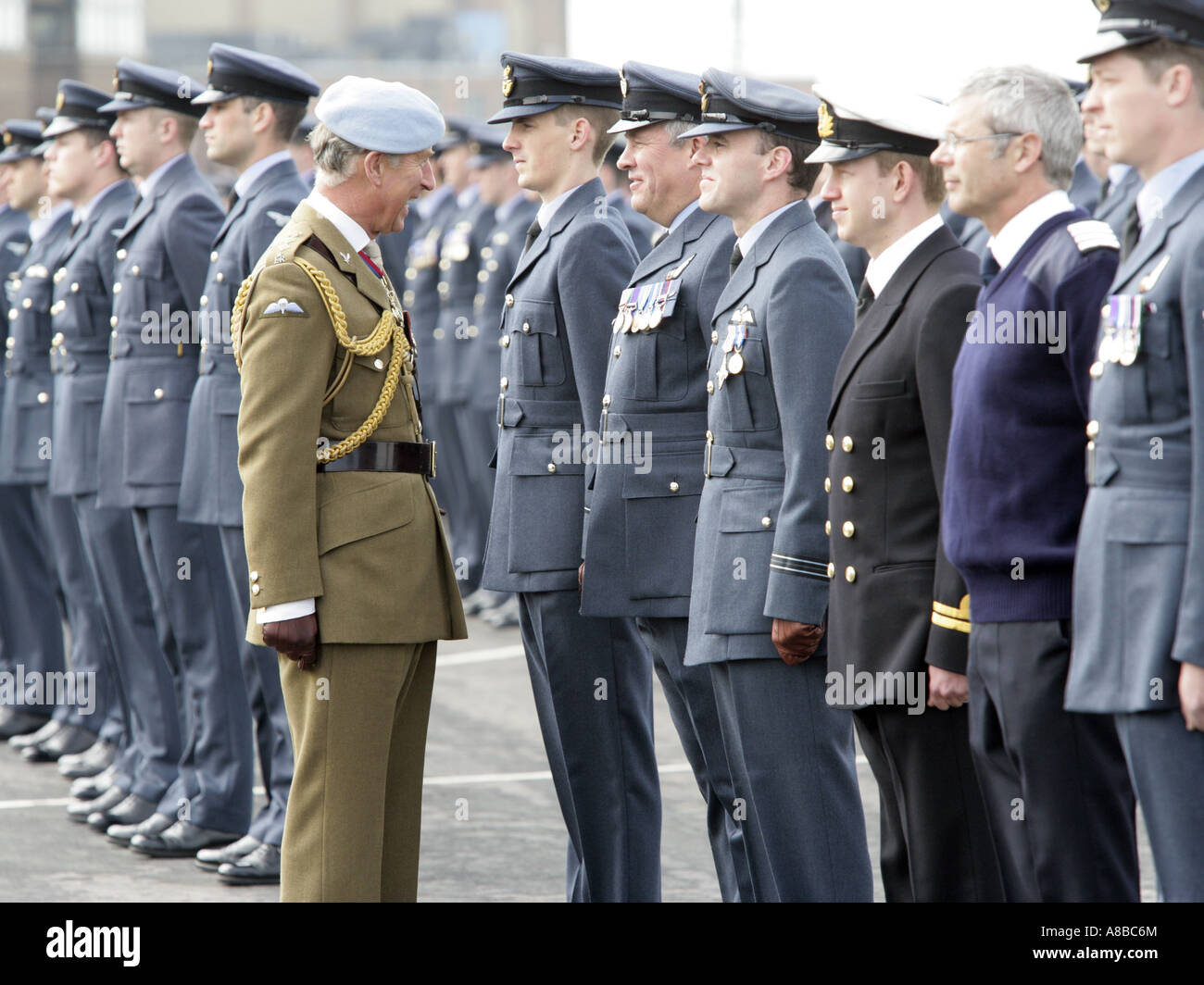 Sa Majesté, le roi Charles III, inspecte les officiers à la RAF Shawbury, l'École de vol en hélicoptère Banque D'Images