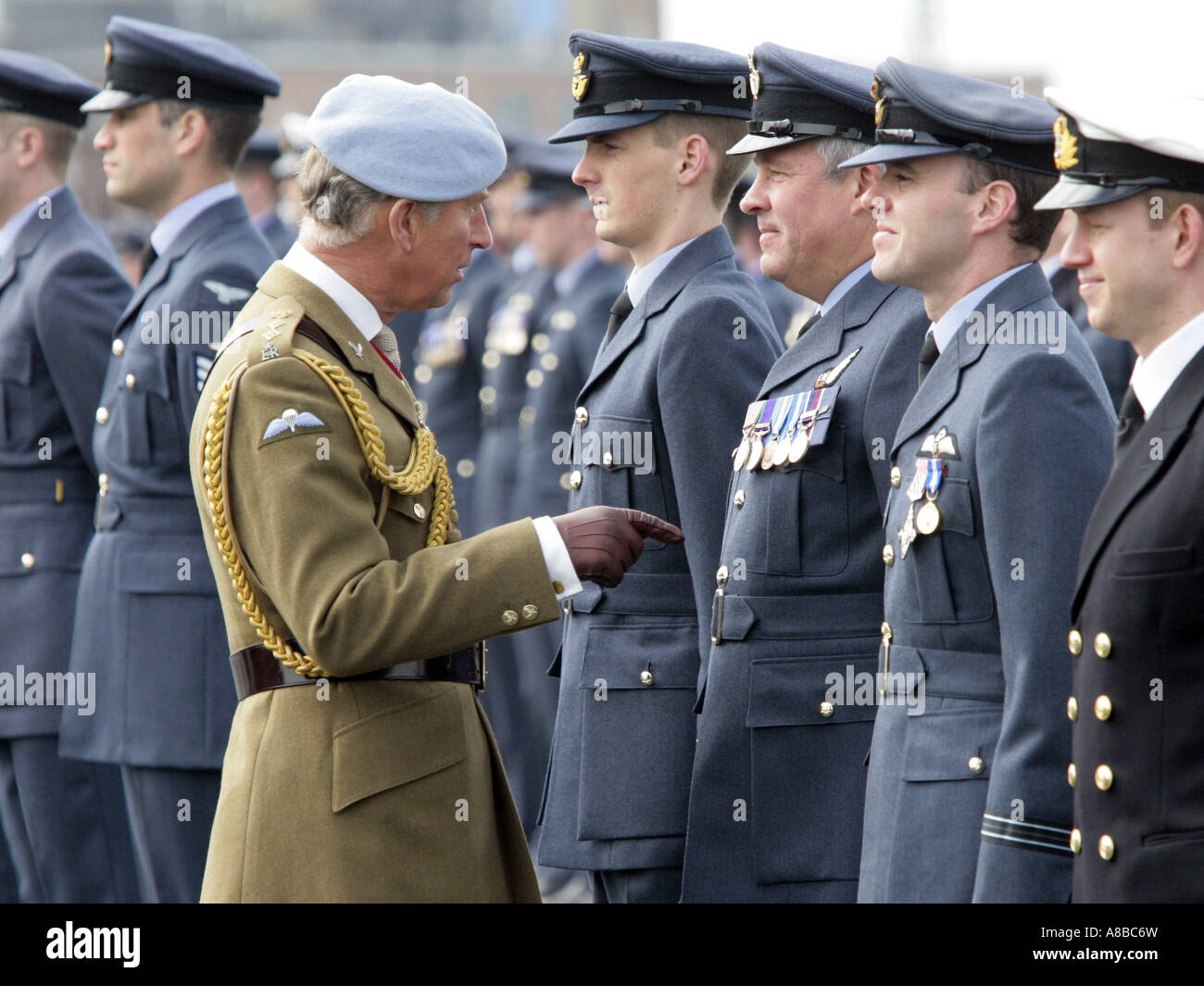 Sa Majesté, le roi Charles III, inspecte les officiers à la RAF Shawbury, l'École de vol en hélicoptère Banque D'Images
