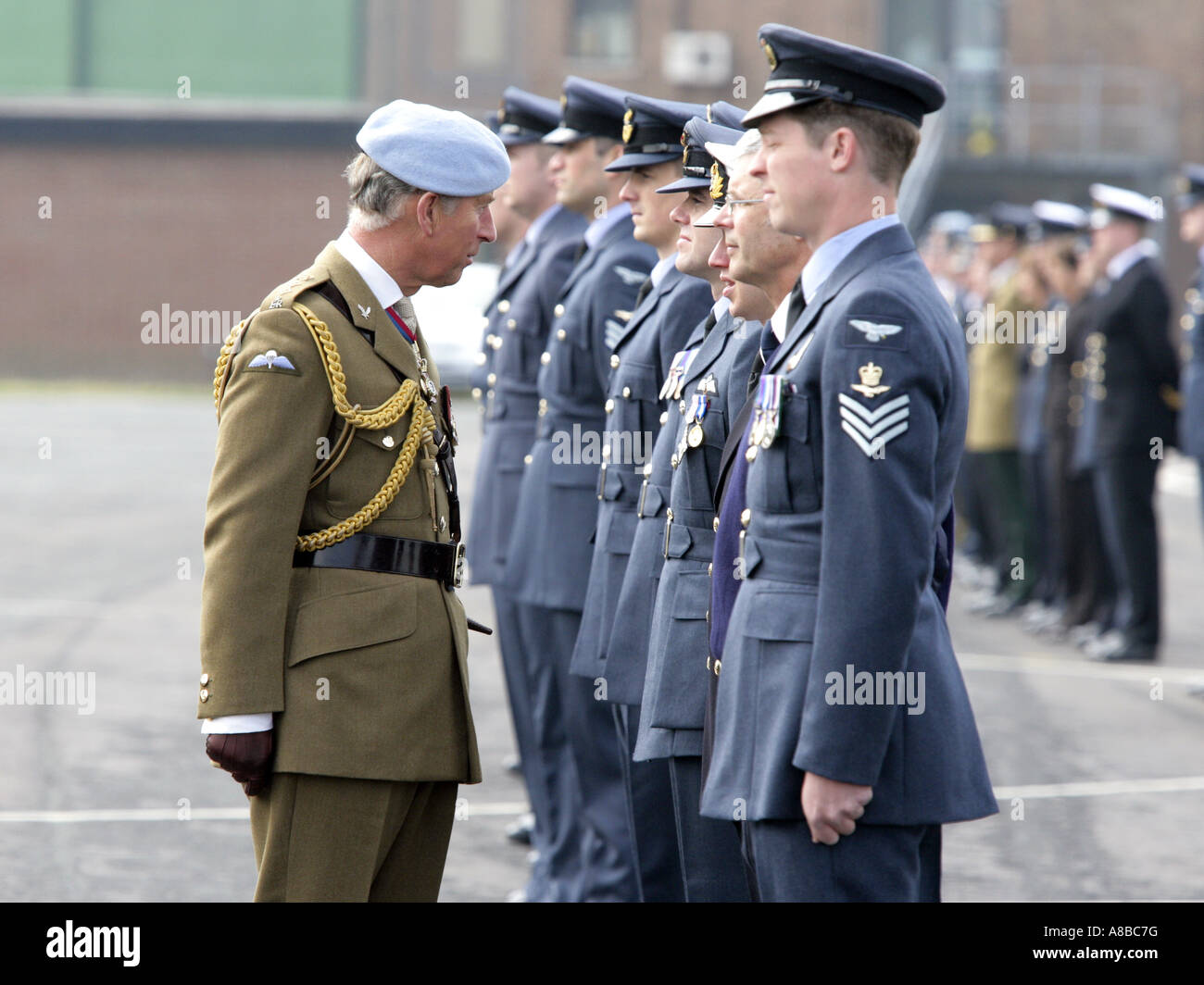 Sa Majesté, le roi Charles III, inspecte les officiers à la RAF Shawbury, l'École de vol en hélicoptère Banque D'Images
