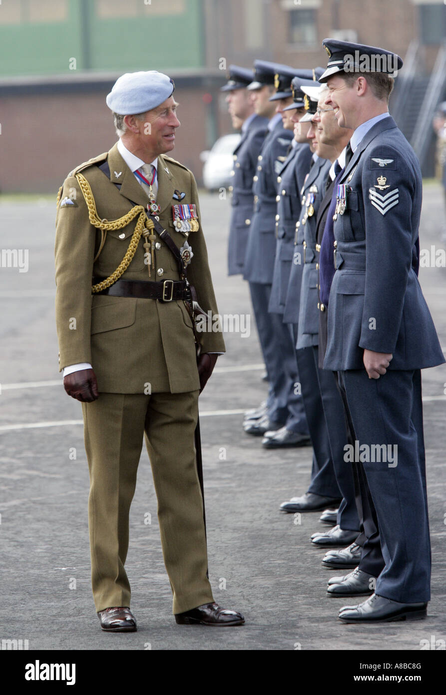 Sa Majesté, le roi Charles III, inspecte les officiers à la RAF Shawbury, l'École de vol en hélicoptère Banque D'Images