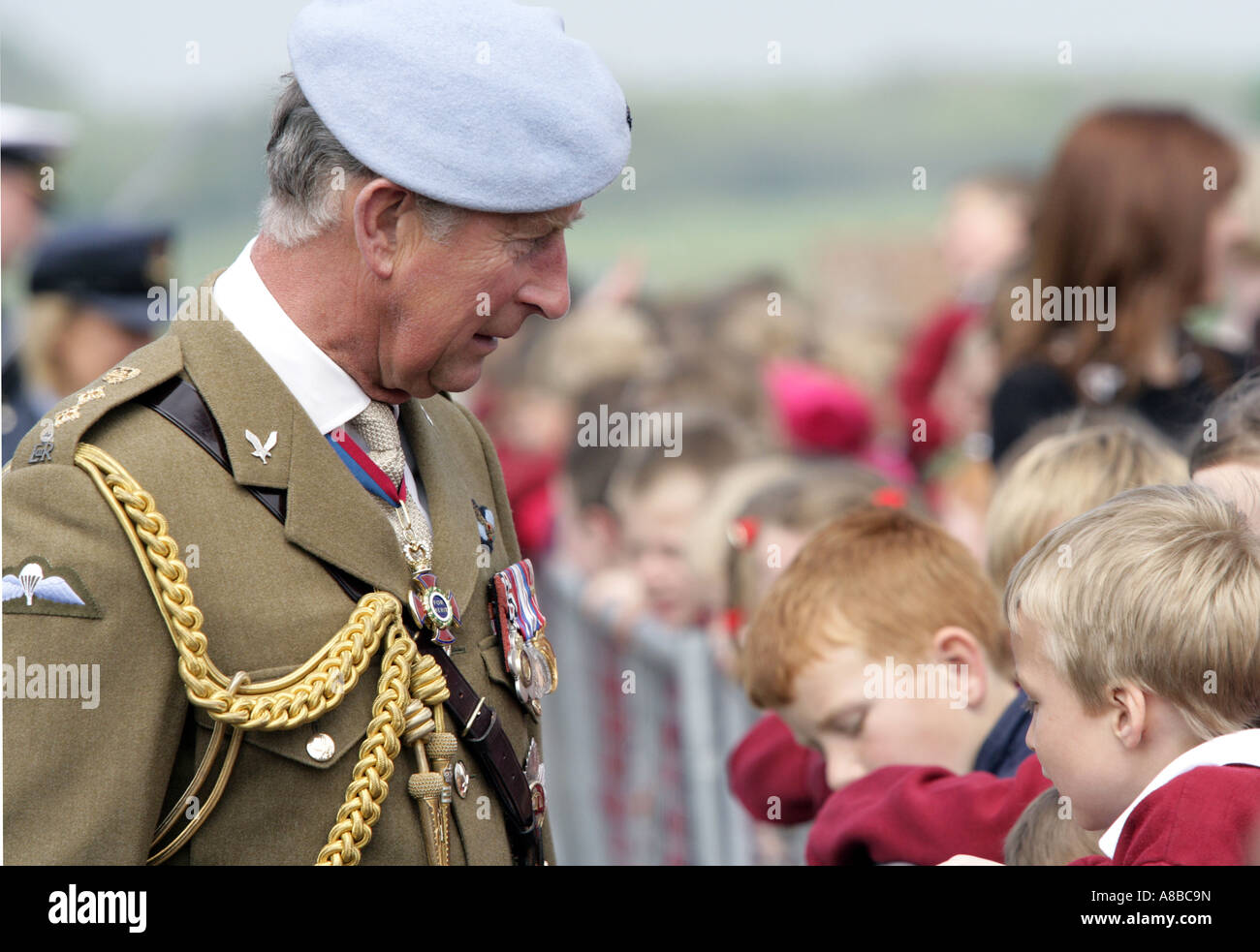Sa Majesté, le roi Charles III, rencontre des foules lors d'une promenade à la RAF Shawbury, l'École de vol en hélicoptère Banque D'Images