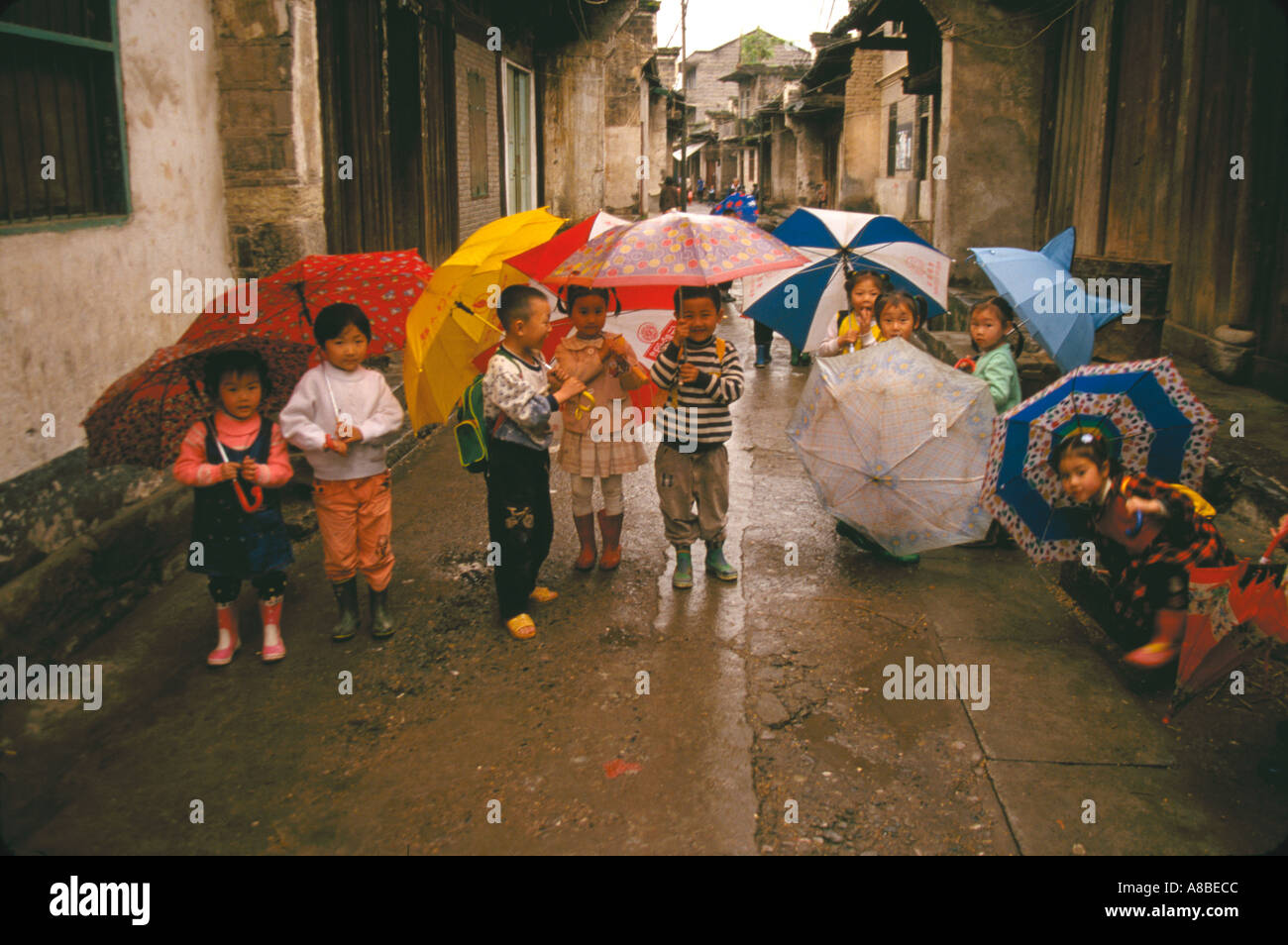 Les enfants avec parapluie dans l'ancienne ville de Dachang le long des Trois Gorges du Fleuve de la province de Sichuan, Chine Banque D'Images