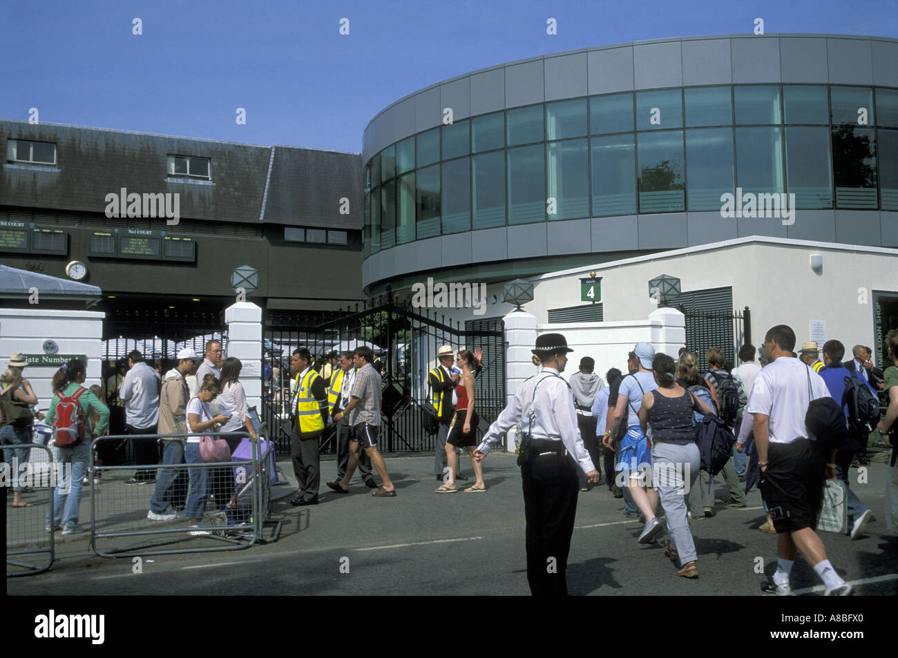 Pour toutes les files d'Angleterre Wimbledon Lawn Tennis Championships, entrant dans la porte 4 Banque D'Images
