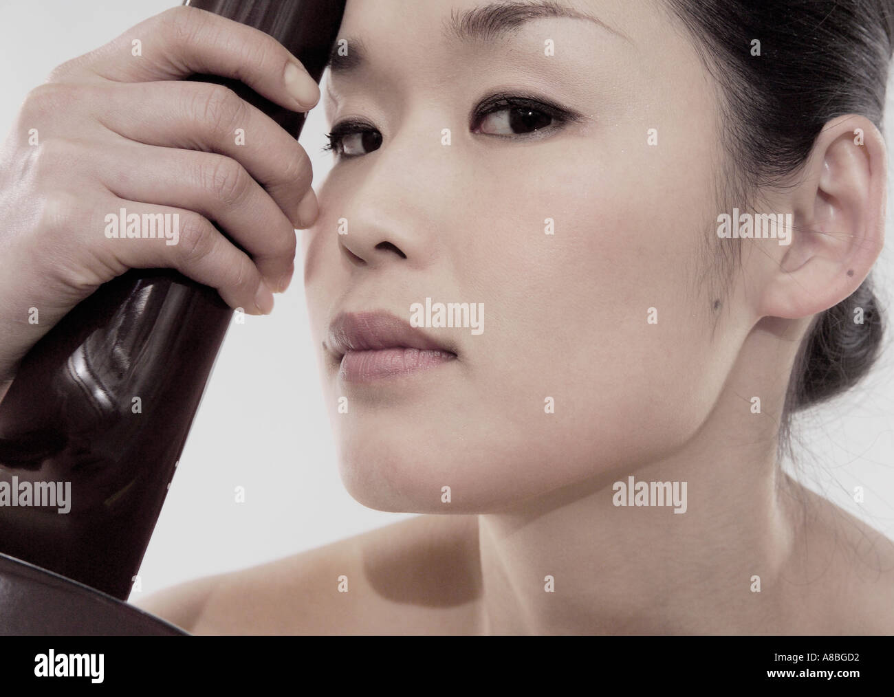 Belle jeune fille japonaise nue dans la haute couture maquillage  professionnel et en maintenant une guitare acoustique Photo Stock - Alamy