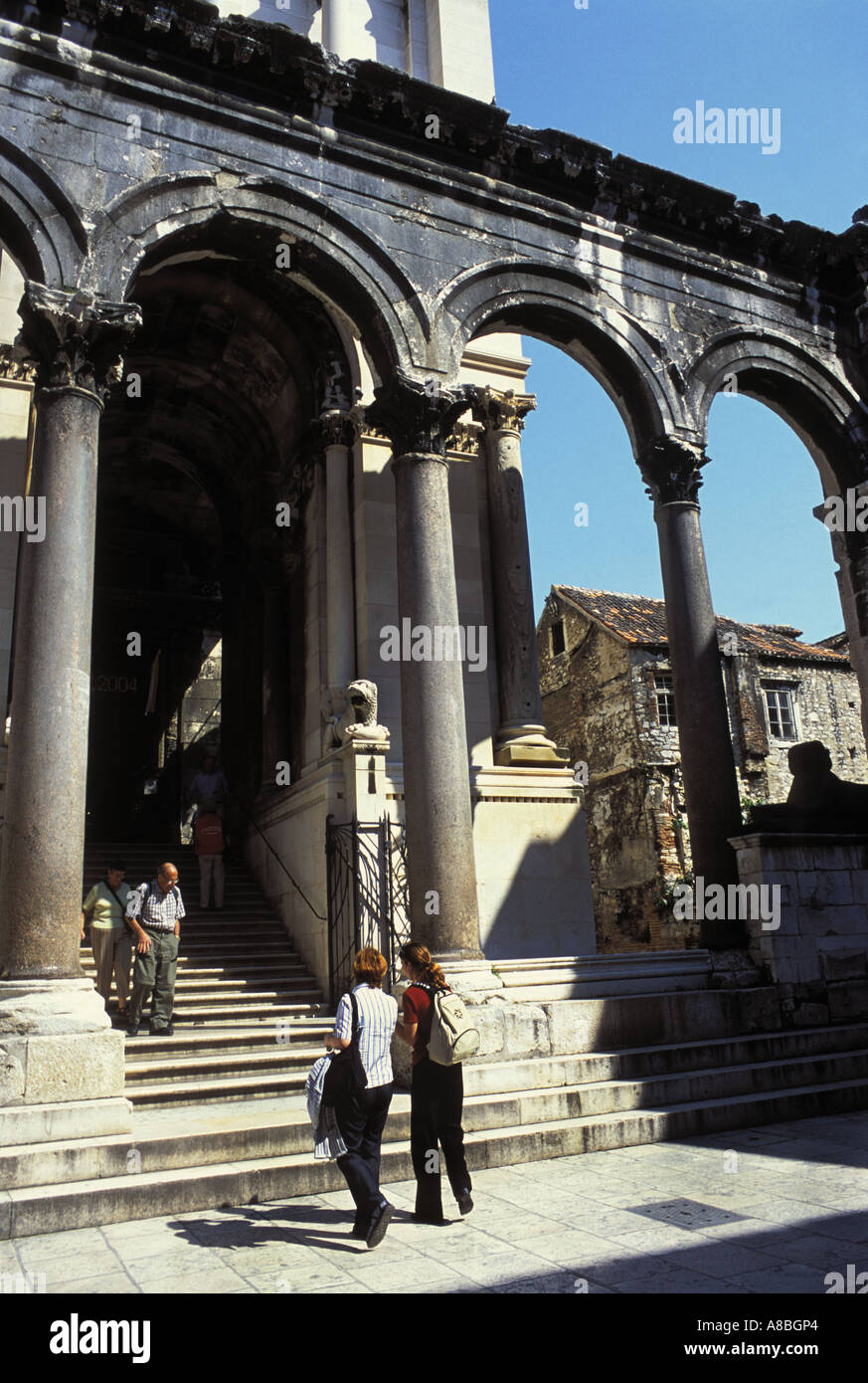 Les touristes à marcher vers le palais de Dioclétien. Split. Unesco World Heritage Site. Dalmatie, Croatie. Banque D'Images