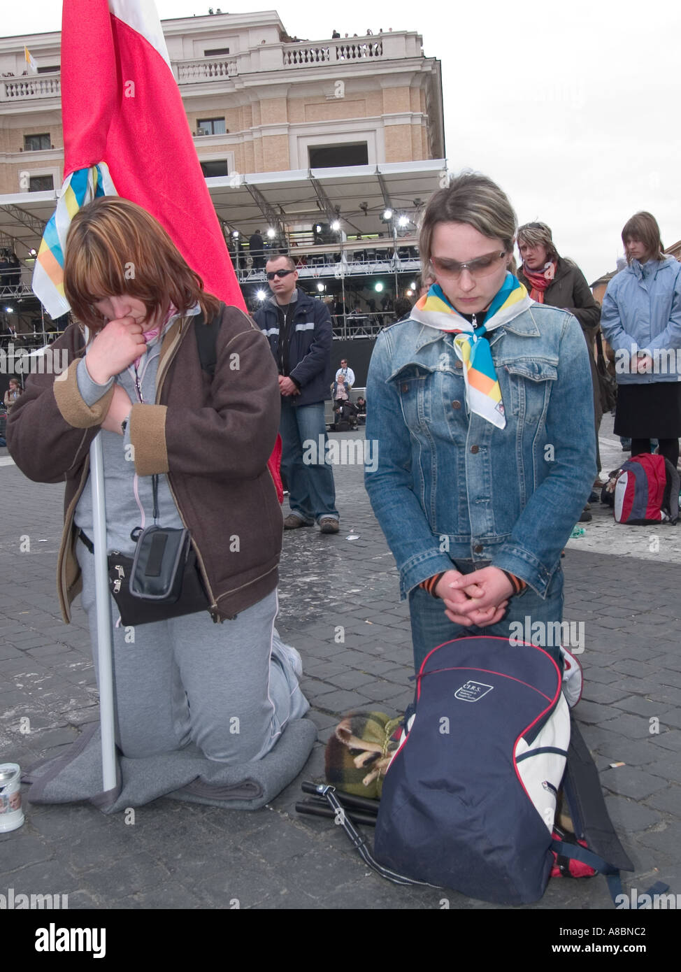 Deux jeunes filles polonaise à genoux dans la prière aux funérailles du Pape Jean Paul II Banque D'Images