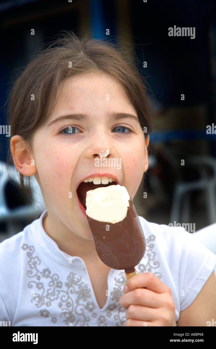 Jeune Fille Manger Une Glace Photo Stock Alamy