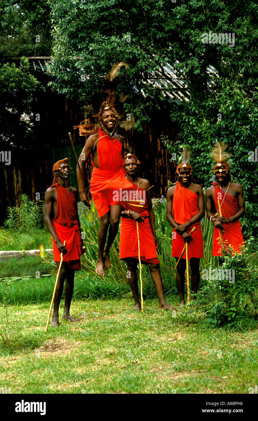 L'Afrique de l'Est Kenya Masai danseurs tribaux à la danse traditionnelle de la tribu des villageois Samburu Banque D'Images