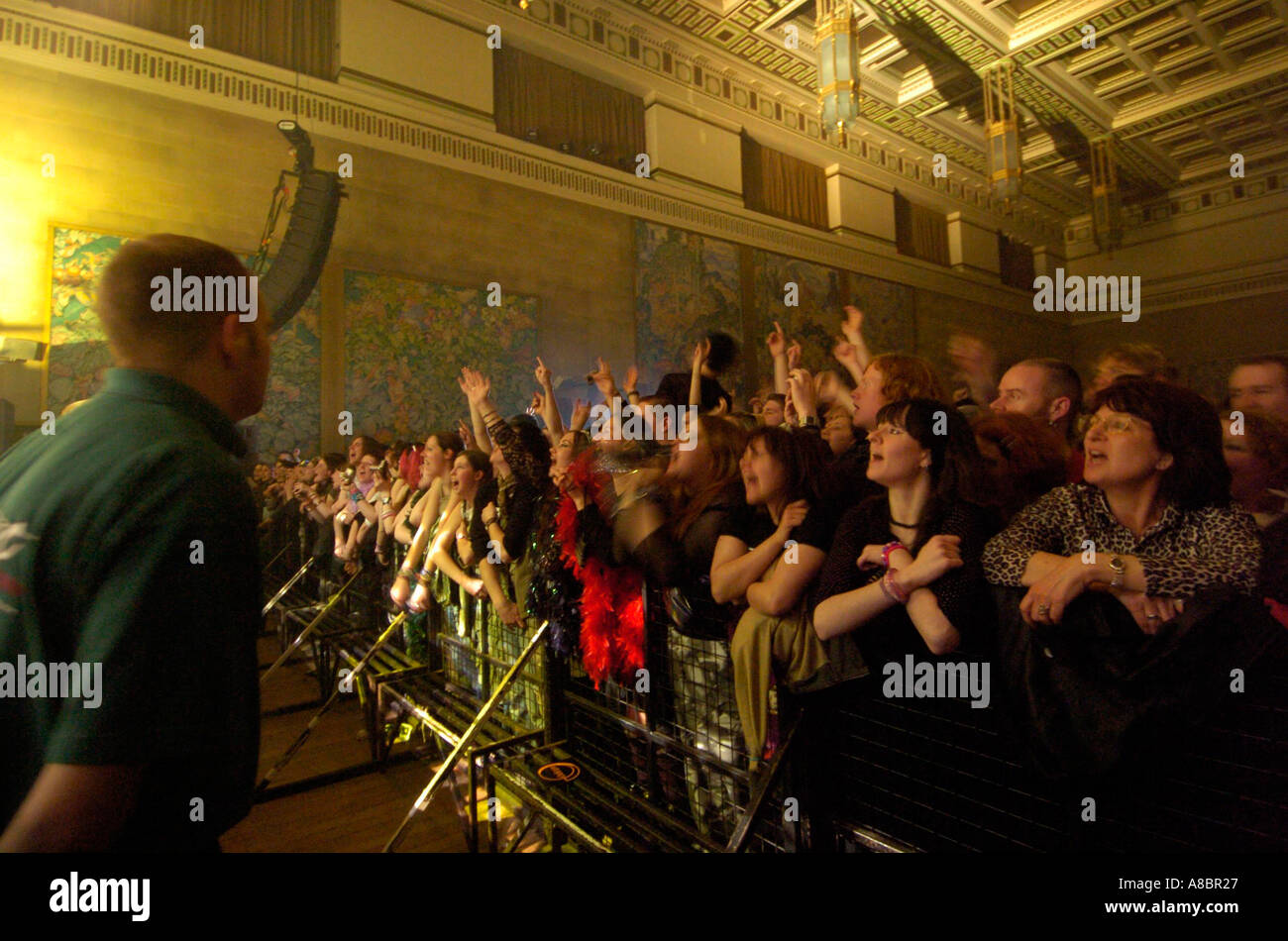 Fans regardant Manic Street Preachers Brangwyn Hall South Wales Swansea Banque D'Images
