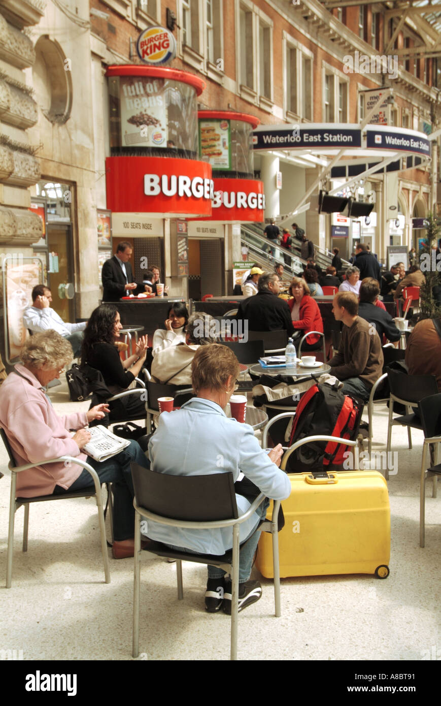 La gare de Waterloo hall de gare des gens assis à des tables snack-bar Banque D'Images