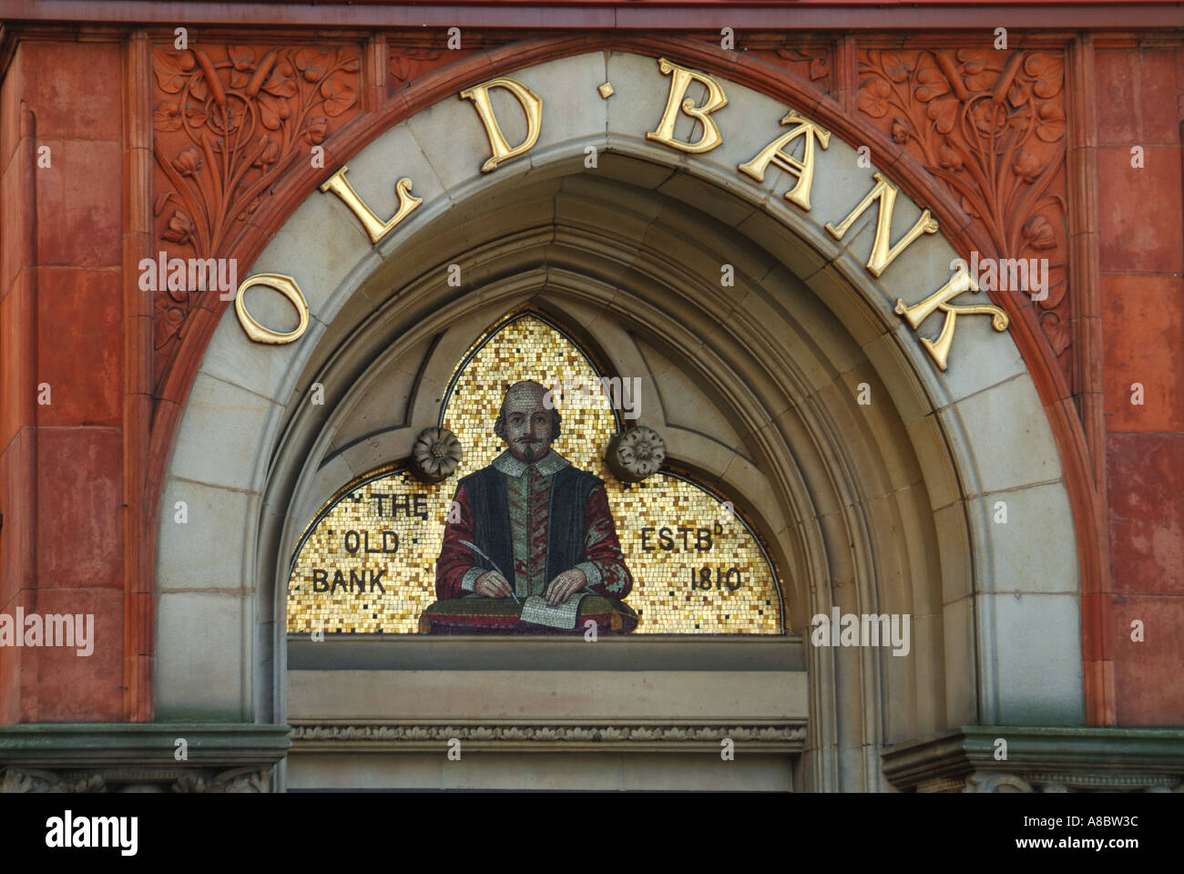 Stratford Upon Avon Shakespeare au-dessus de la mosaïque à l'entrée dans la banque de brique rouge et de conception en terre cuite datant de 1883 Banque D'Images