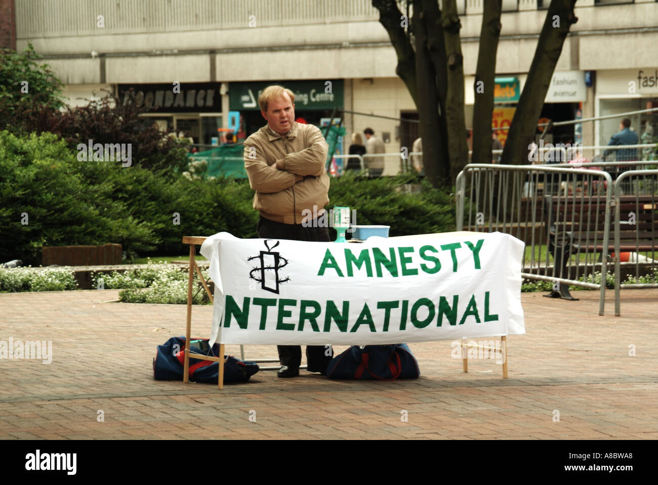 Amnesty International l'Angleterre à pas de collecte de fonds dans la rue commerçante de l'Organisation internationale des droits de l'homme Banque D'Images