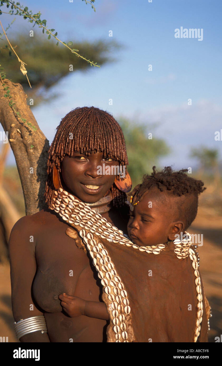 Hamer femme portant un bébé dans un bracelet en cuir traditionnel, Turmi, au sud de la vallée de l'Omo, Ethiopie Banque D'Images