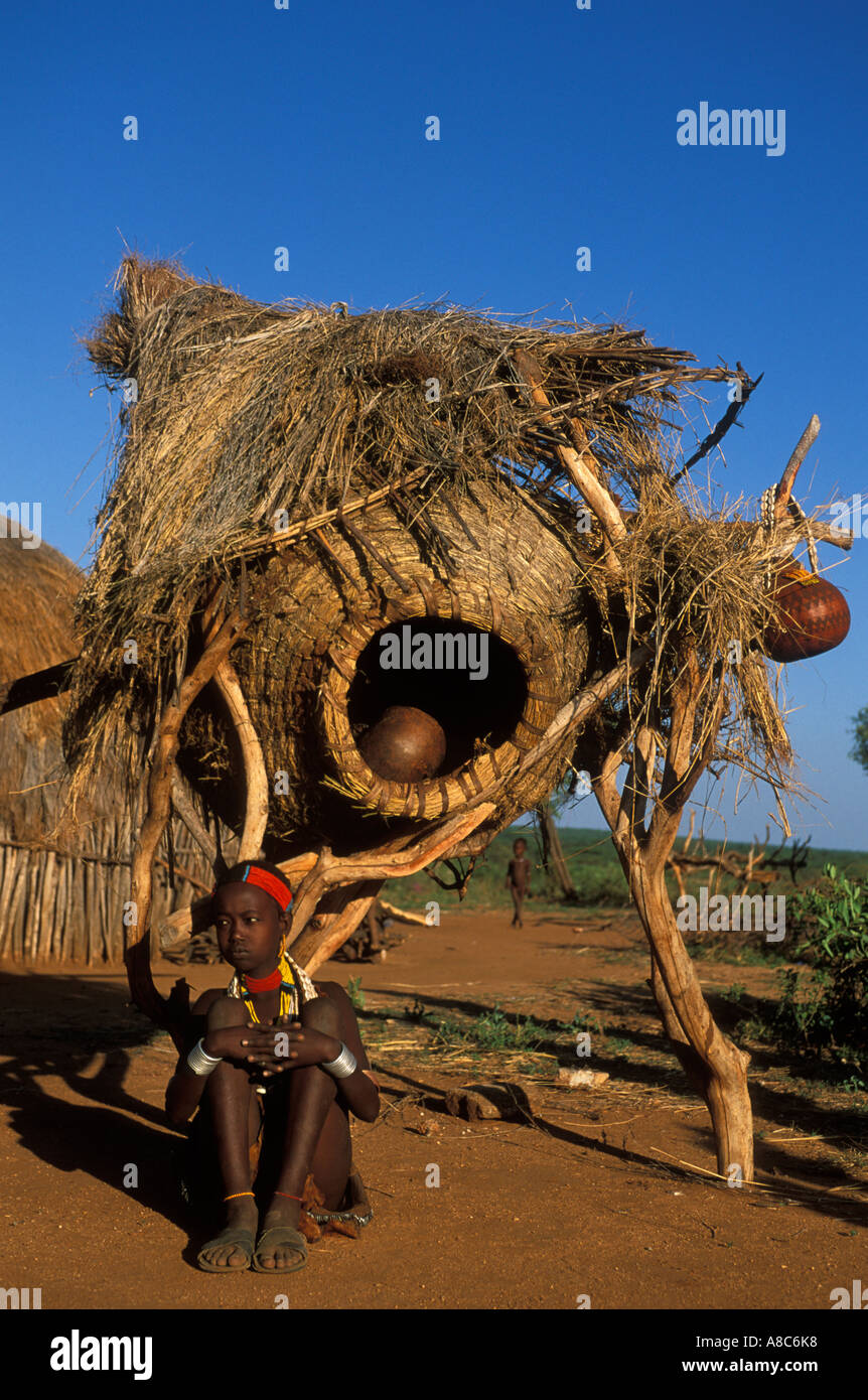 Hamer girl à un grenier , Turmi, Sud Vallée de l'Omo, en Ethiopie Banque D'Images