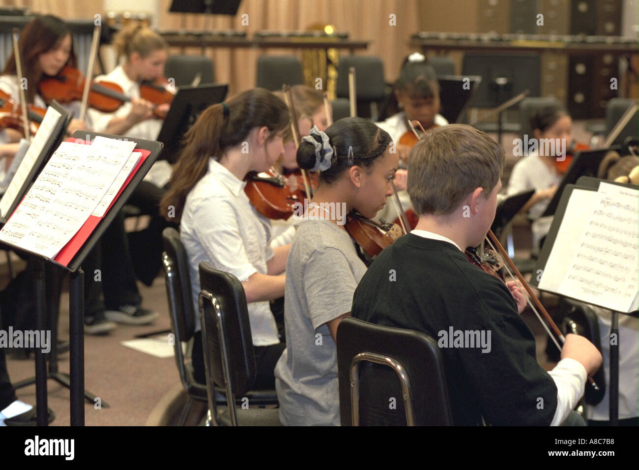 Les membres de l'orchestre jouant du violon en répétition l'âge de 14 ans. Golden Valley Minnesota USA Banque D'Images