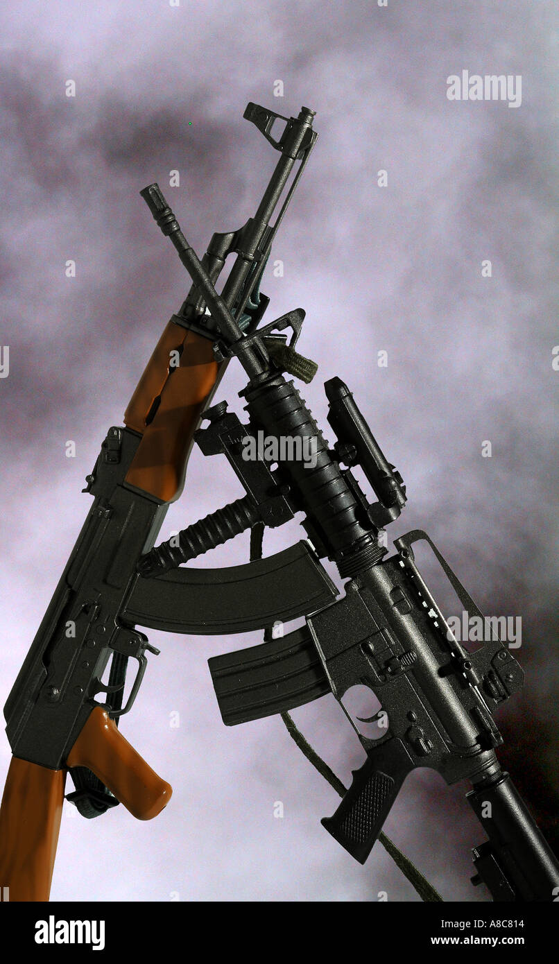 AK47 VS M4 R I S M4 M4 RIS fusil AK47 combat Guerre V S lutte contre la faillite smashup crash carabine courte déficit perte d'insolvabilité Banque D'Images