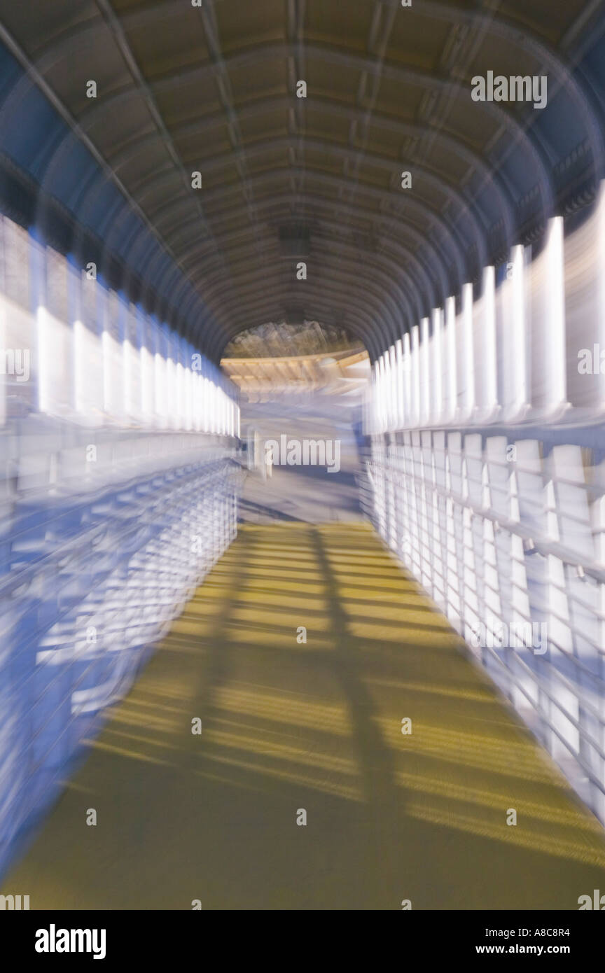À la passerelle vers le bas effet tunnel blurred motion Banque D'Images
