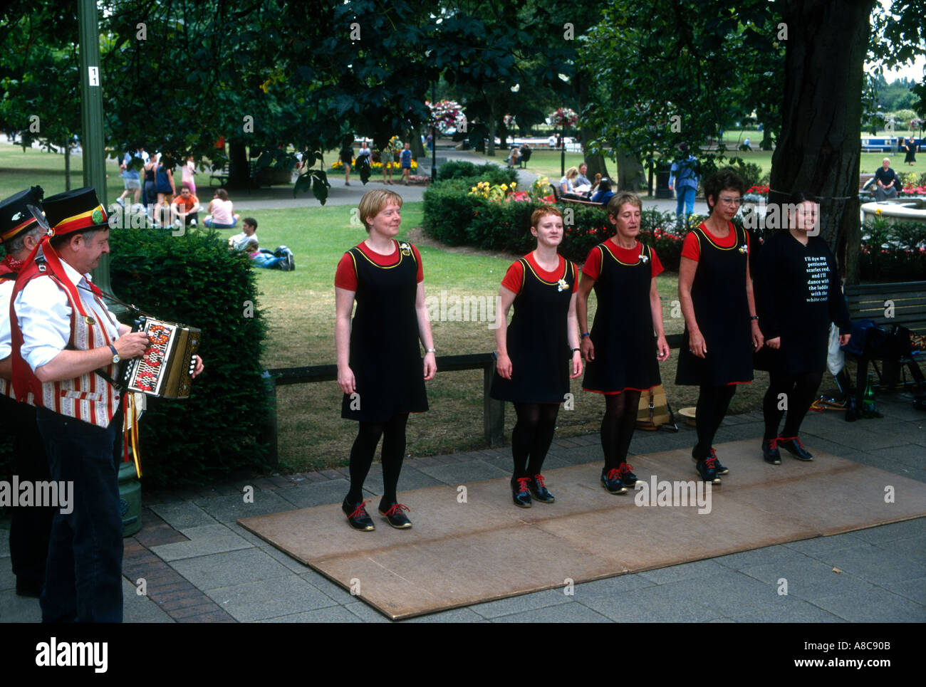 Danseurs et musiciens irlandais dans Stratford sur Avon Park Banque D'Images