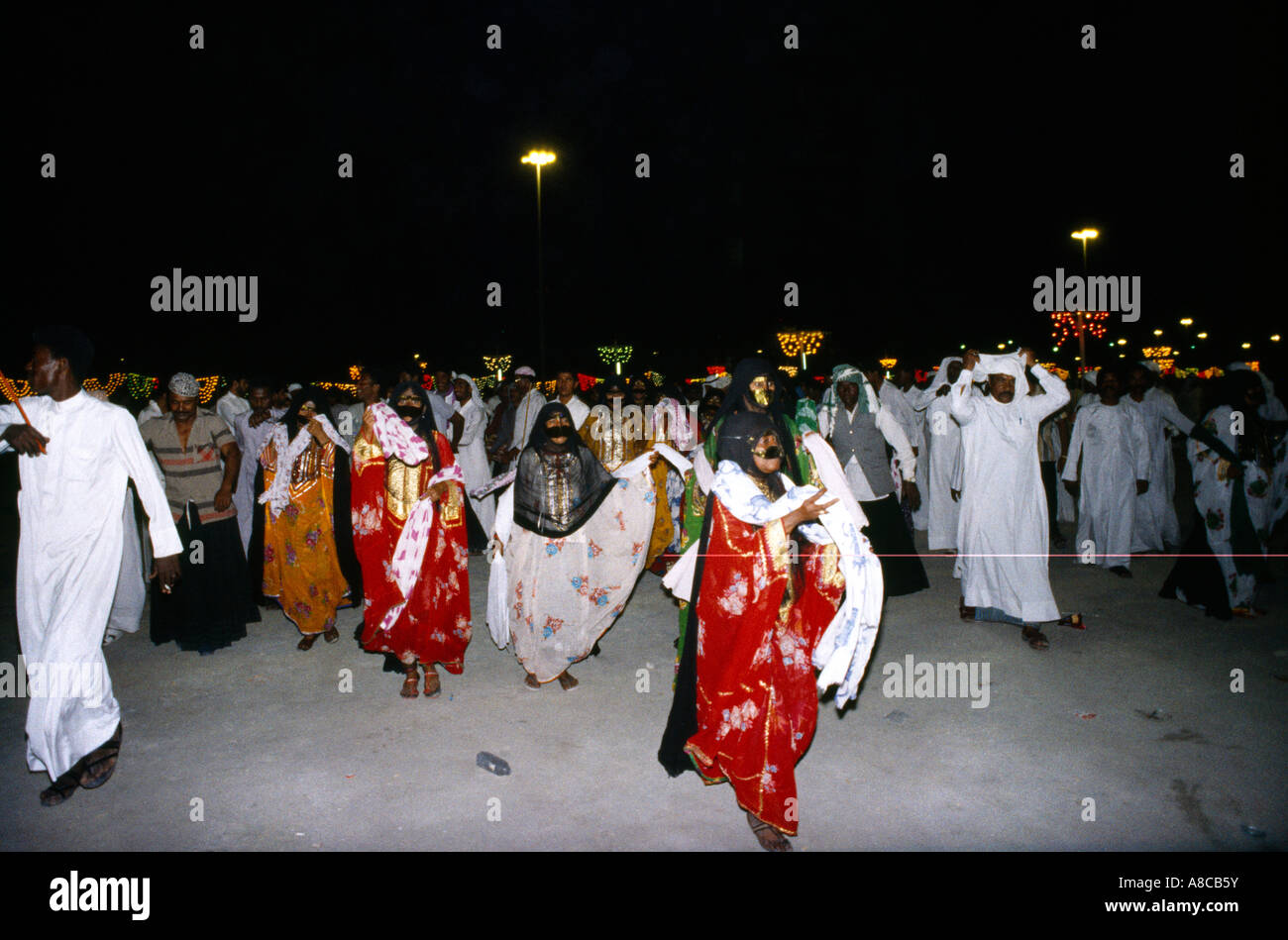 Dubai UAE danse bédouine dans le désert Banque D'Images