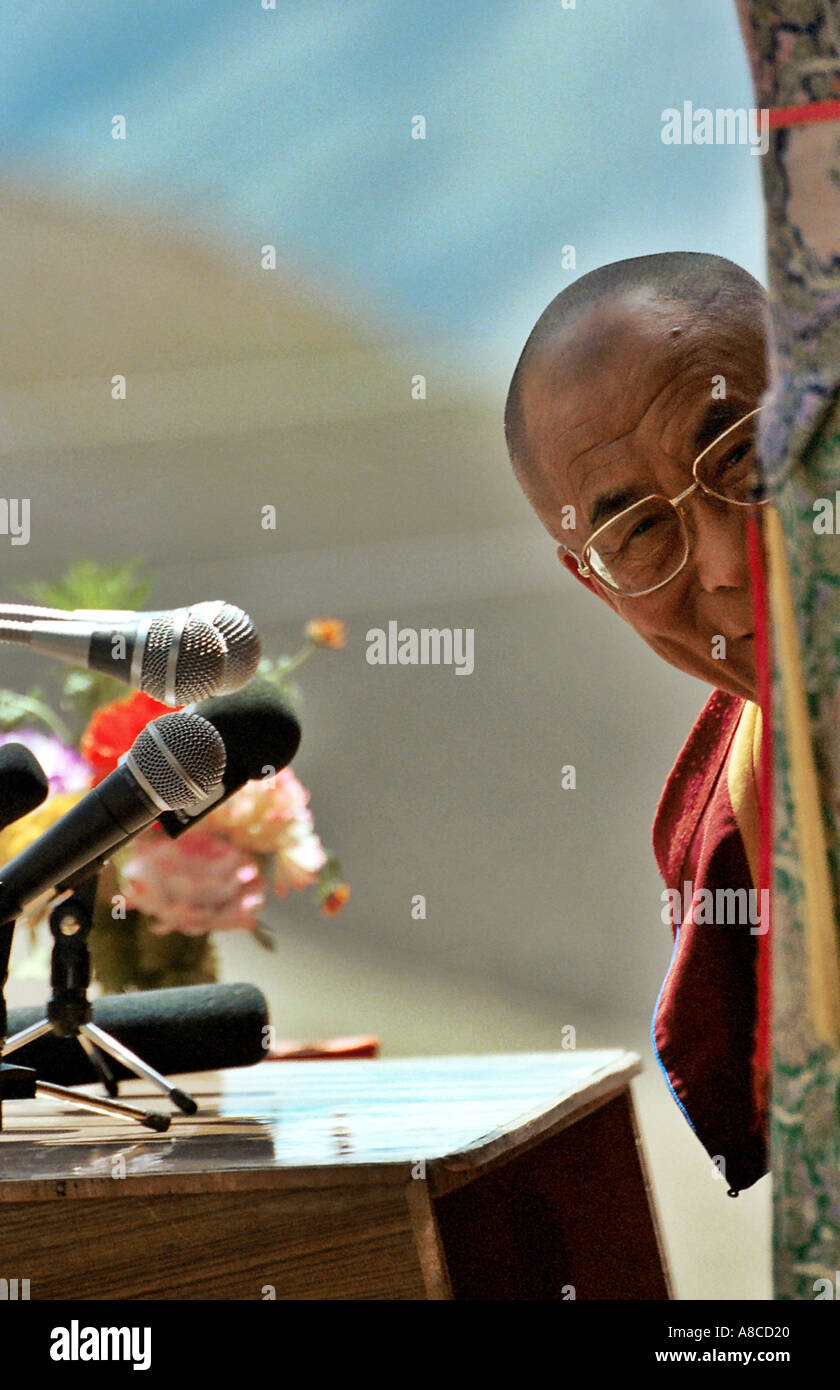 Sa Sainteté le Dalaï Lama en playfuly Spiti regarde vers la caméra au cours d'une cérémonie officielle. Banque D'Images