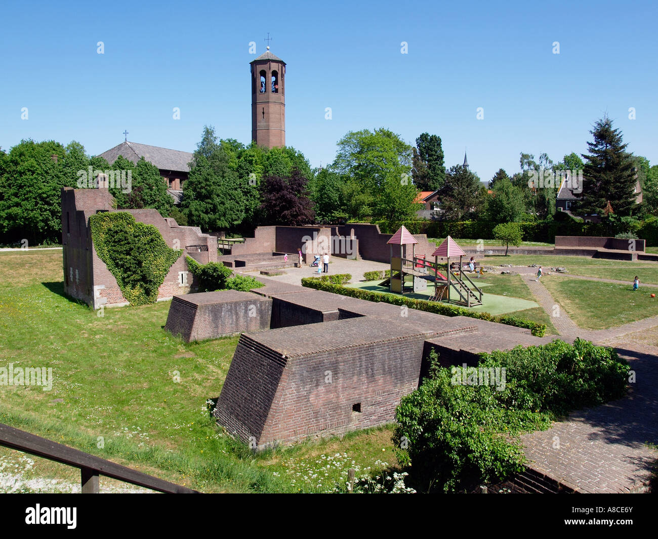 La vieille ruine du château de Heusden, Noord Brabant, aux Pays-Bas est maintenant une aire de Banque D'Images
