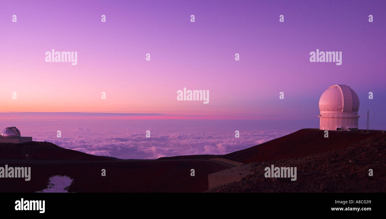 Coucher du soleil lever du soleil avec un ciel pourpre sur NASA Infrared Telescope Facility Observatoire Mauna Kea, Hawaii Banque D'Images