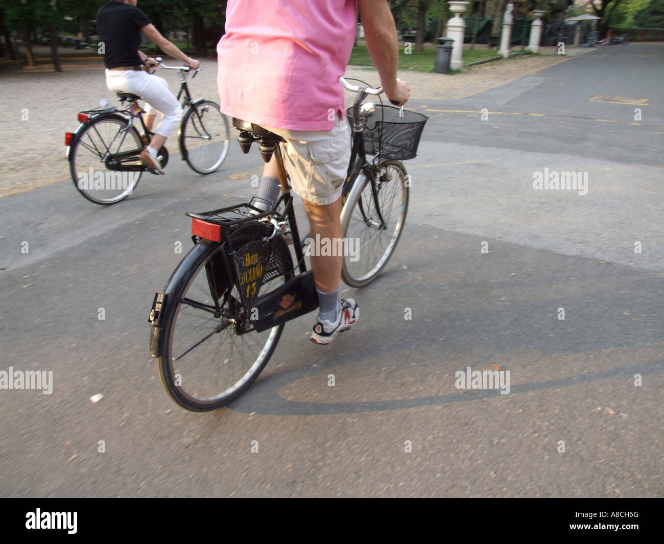 Couple riding bikes dans le parc de la villa Borghèse à Rome Italie Banque D'Images