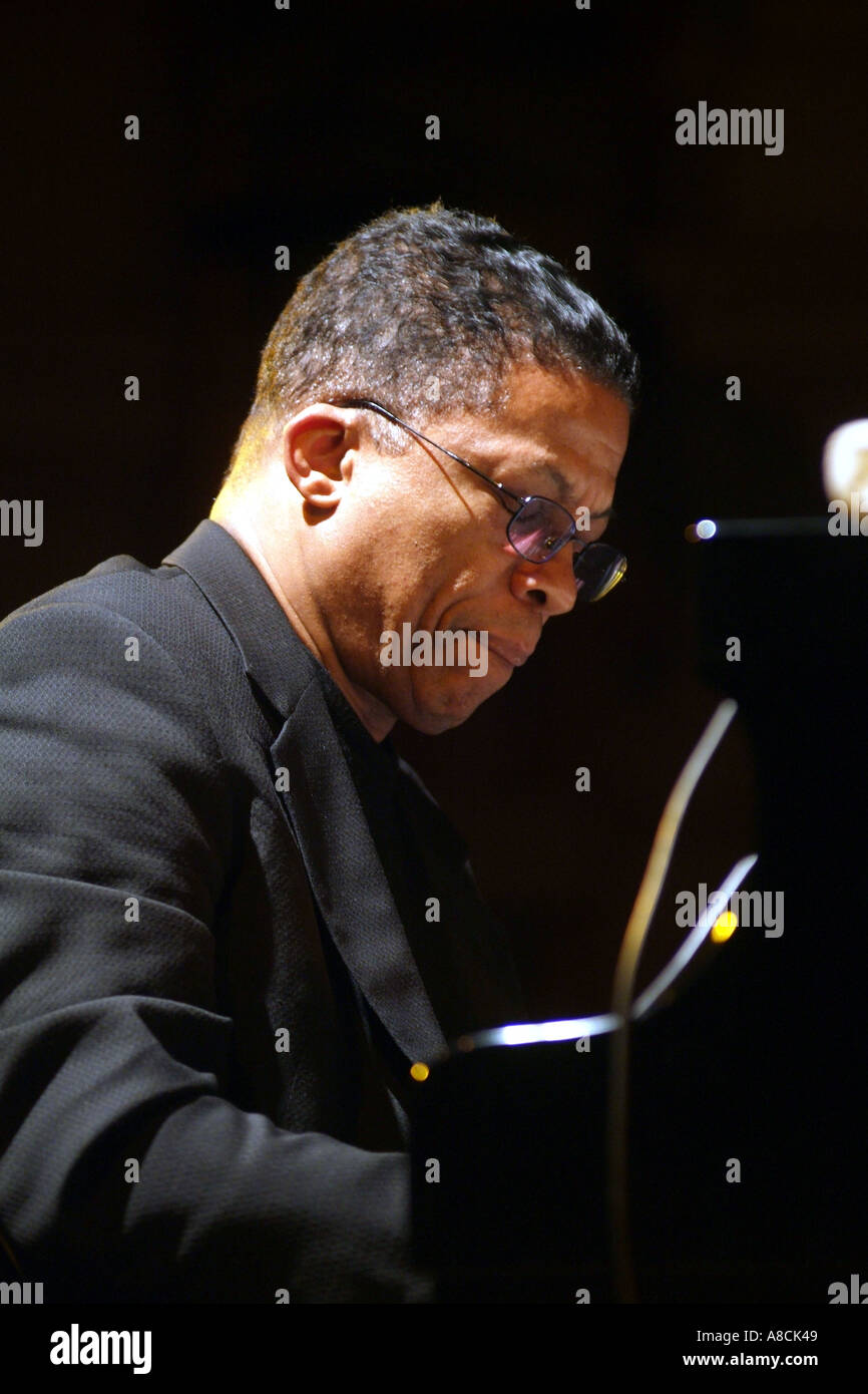 La légende du jazz américain et le pianiste de jazz Herbie Hancock en live sur scène à Cheltenham Jazz Festival Banque D'Images
