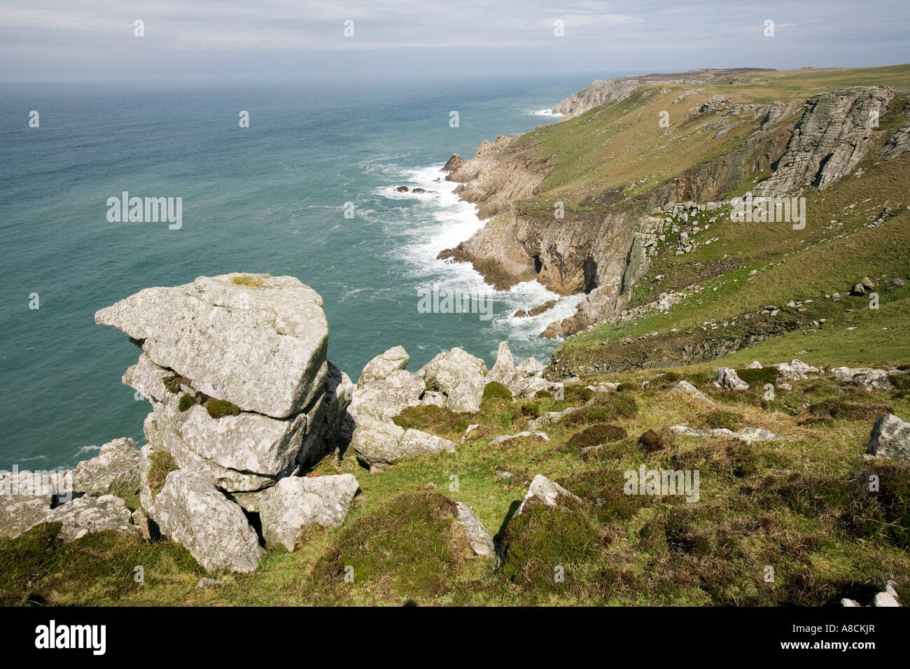 UK Lundy Island côte de l'Océan Atlantique éperon rocheux au-dessus de Jennys Cove site de nidification des oiseaux marins Banque D'Images