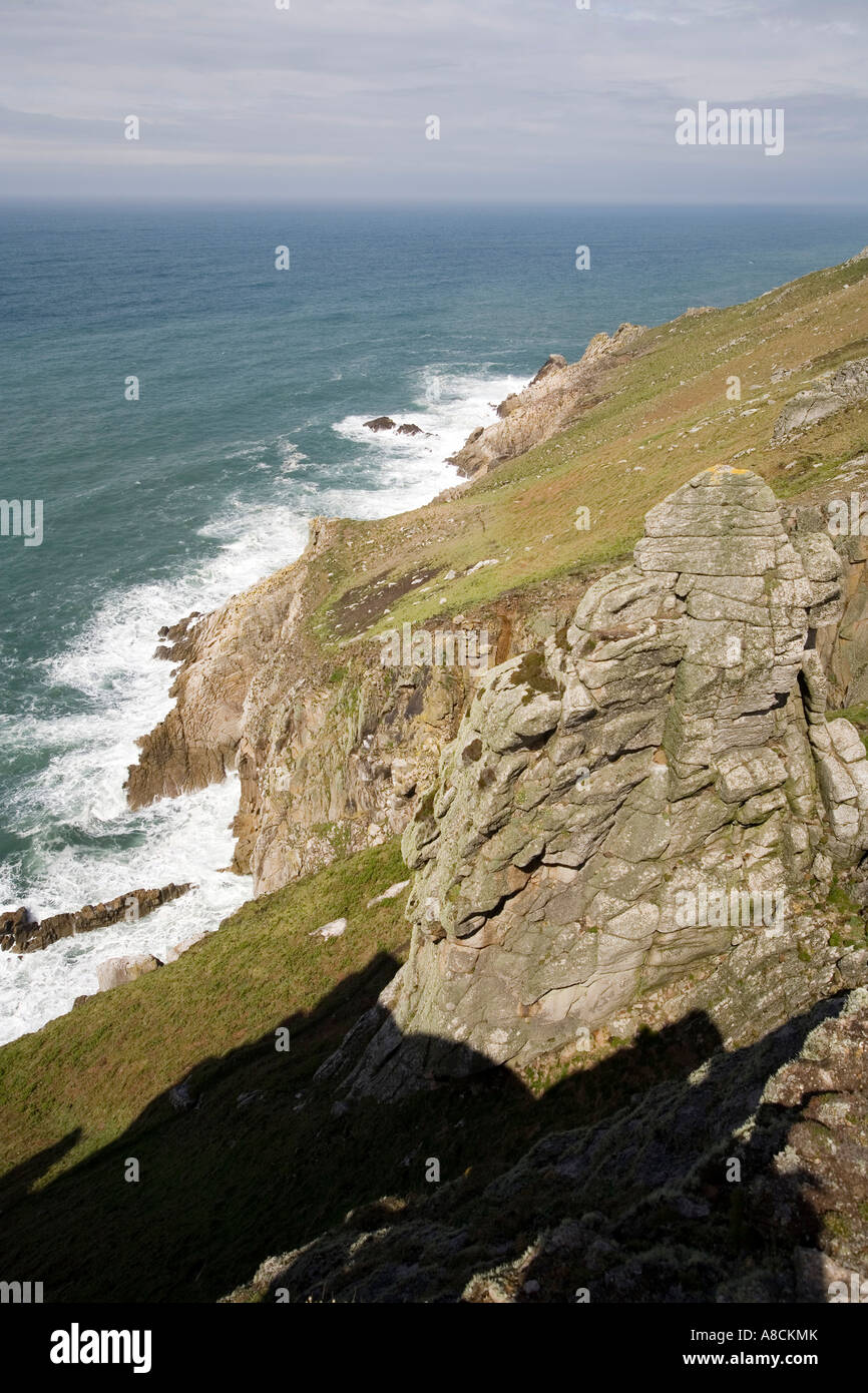 UK Lundy Island côte de l'Océan Atlantique éperon rocheux au-dessus de Jennys Cove Banque D'Images