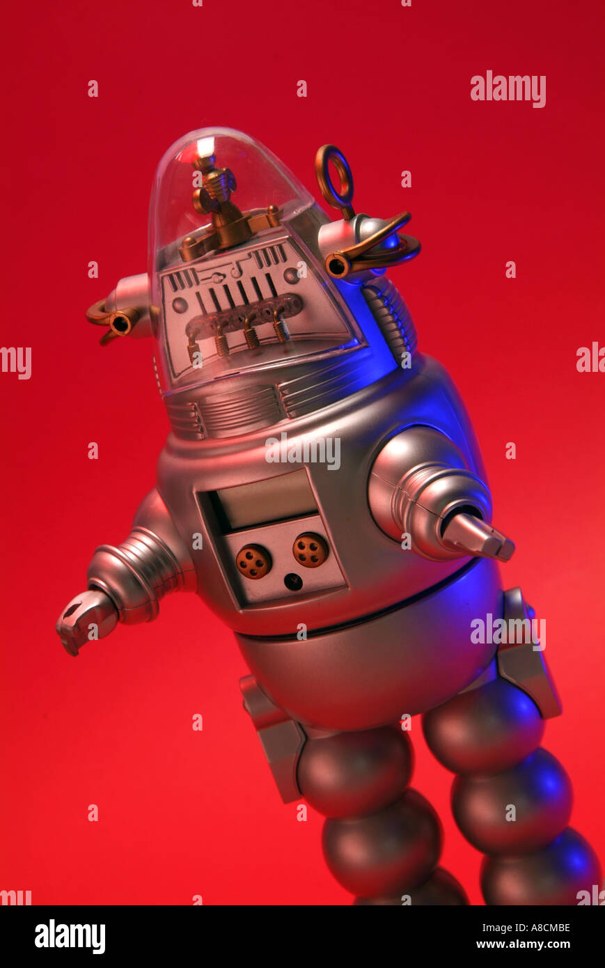 Jouet en plastique de l'enfant robot dans le style futuriste de Robby le Robot de Planète interdite film Banque D'Images