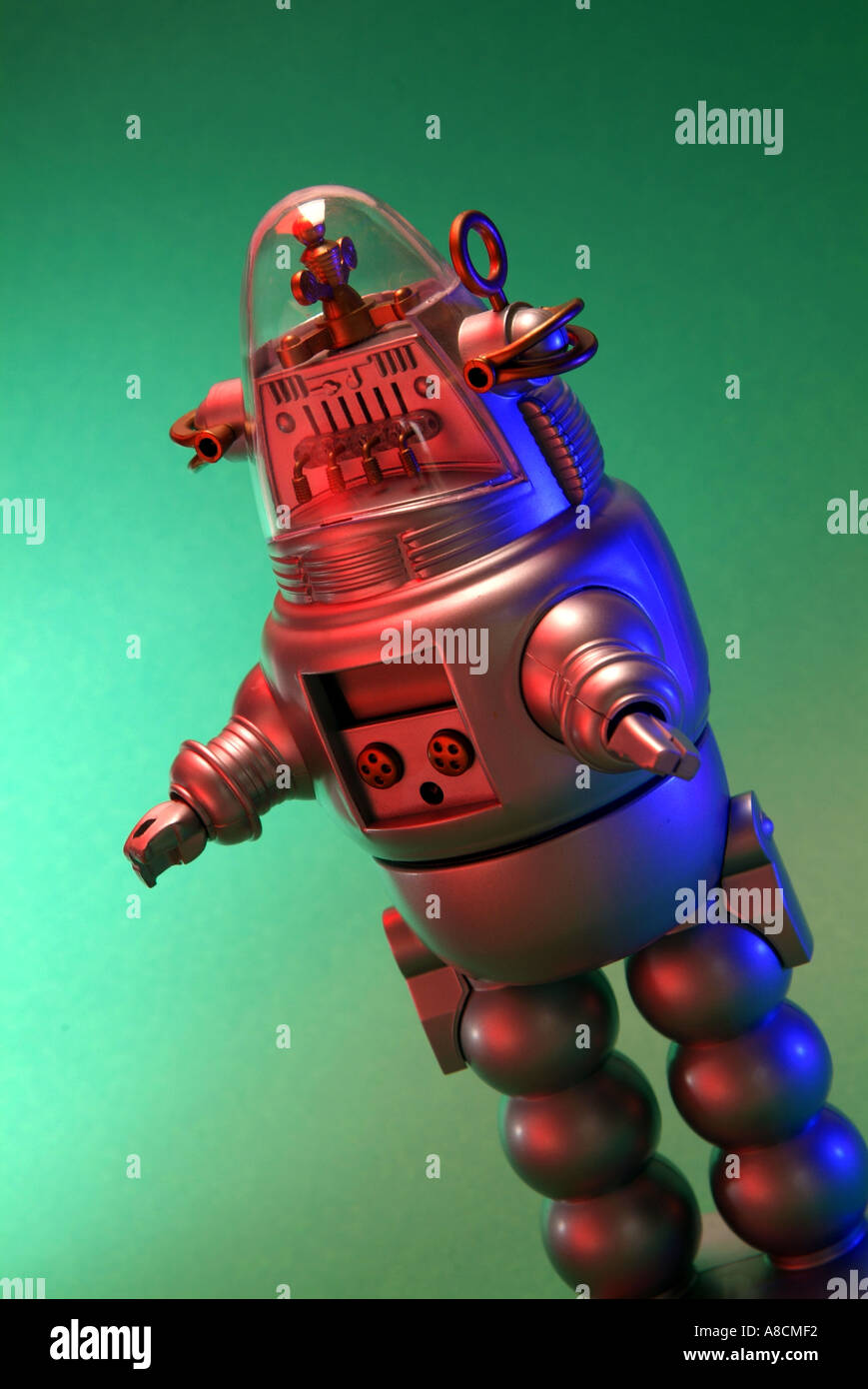 Jouet en plastique de l'enfant robot dans le style futuriste de Robby le Robot de Planète interdite film Banque D'Images