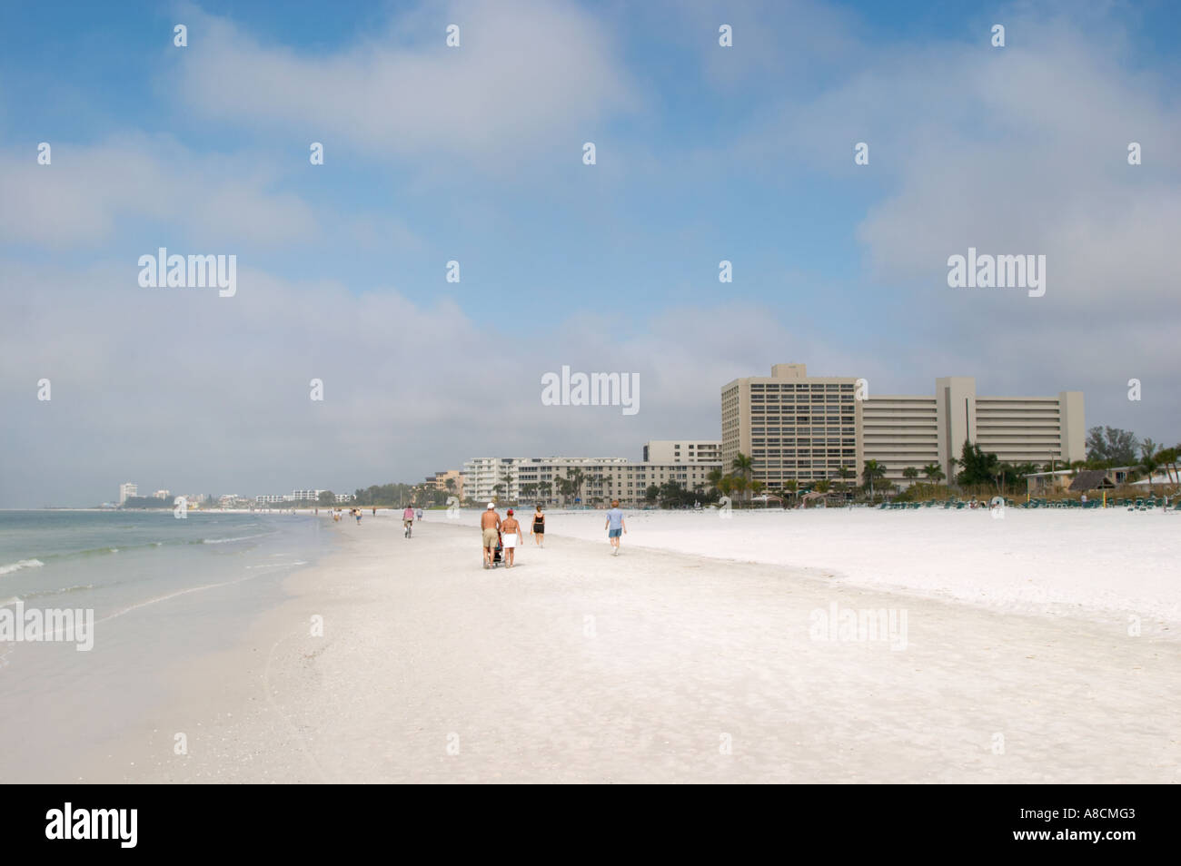La plage CRESCENT SUR SIESTA KEY SUR LE GOLFE DU MEXIQUE EN FLORIDE du Sud-Ouest Banque D'Images La plage CRESCENT SUR SIESTA KEY SUR LE GOLFE DU MEXIQUE EN FLORIDE du Sud-Ouest Banque D'Images