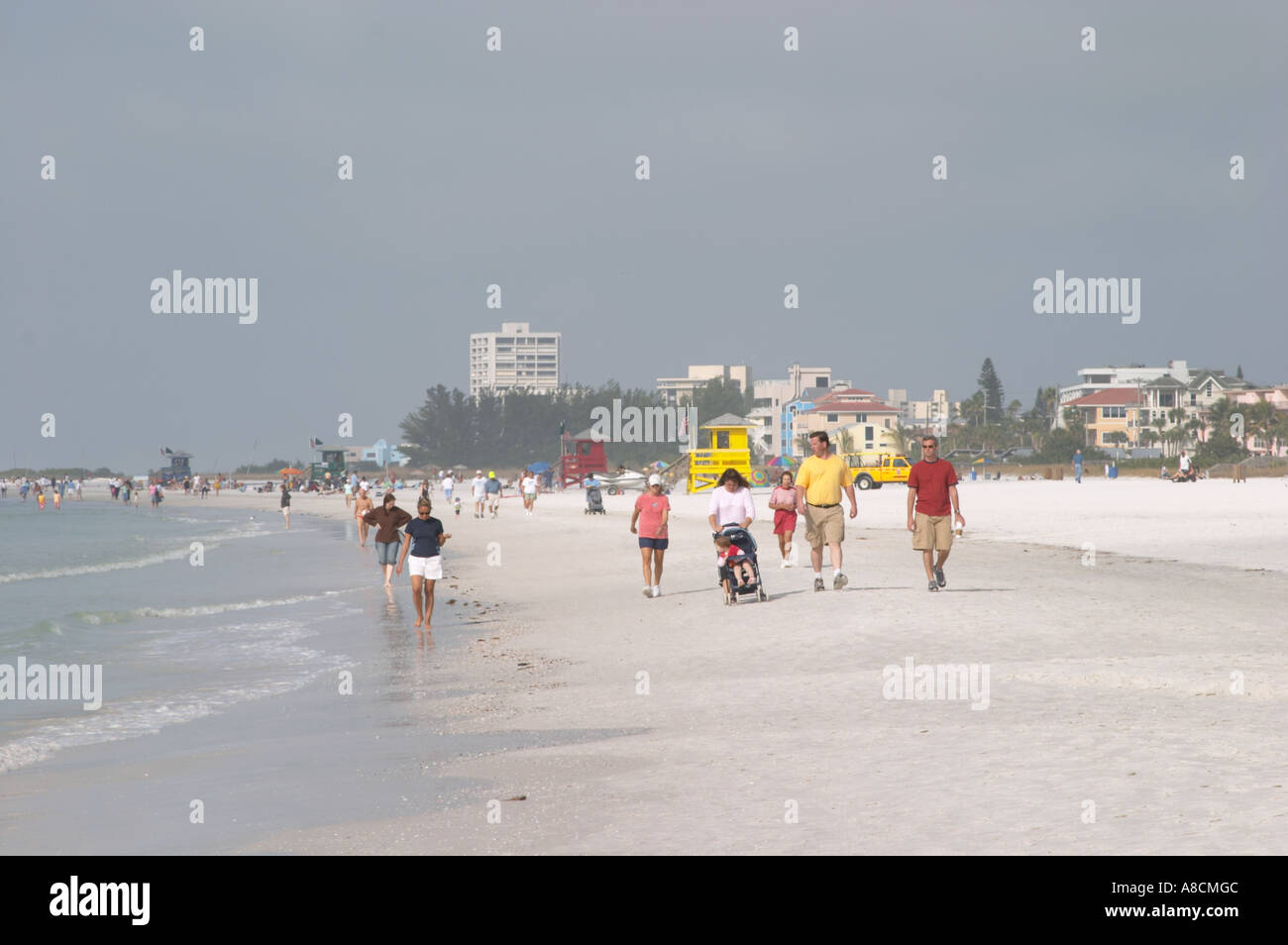 Marche SUR SIESTA KEY PUBLIC BEACH SUR SIESTA KEY DANS LE SUD-OUEST DE LA FLORIDE Banque D'Images Marche SUR SIESTA KEY PUBLIC BEACH SUR SIESTA KEY DANS LE SUD-OUEST DE LA FLORIDE Banque D'Images