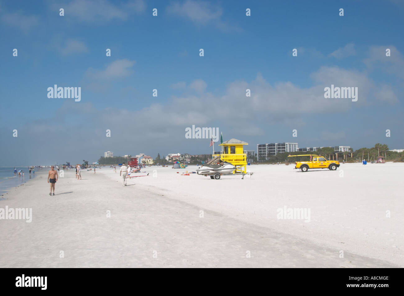 Marche SUR SIESTA KEY PUBLIC BEACH SUR SIESTA KEY DANS LE SUD-OUEST DE LA FLORIDE Banque D'Images Marche SUR SIESTA KEY PUBLIC BEACH SUR SIESTA KEY DANS LE SUD-OUEST DE LA FLORIDE Banque D'Images