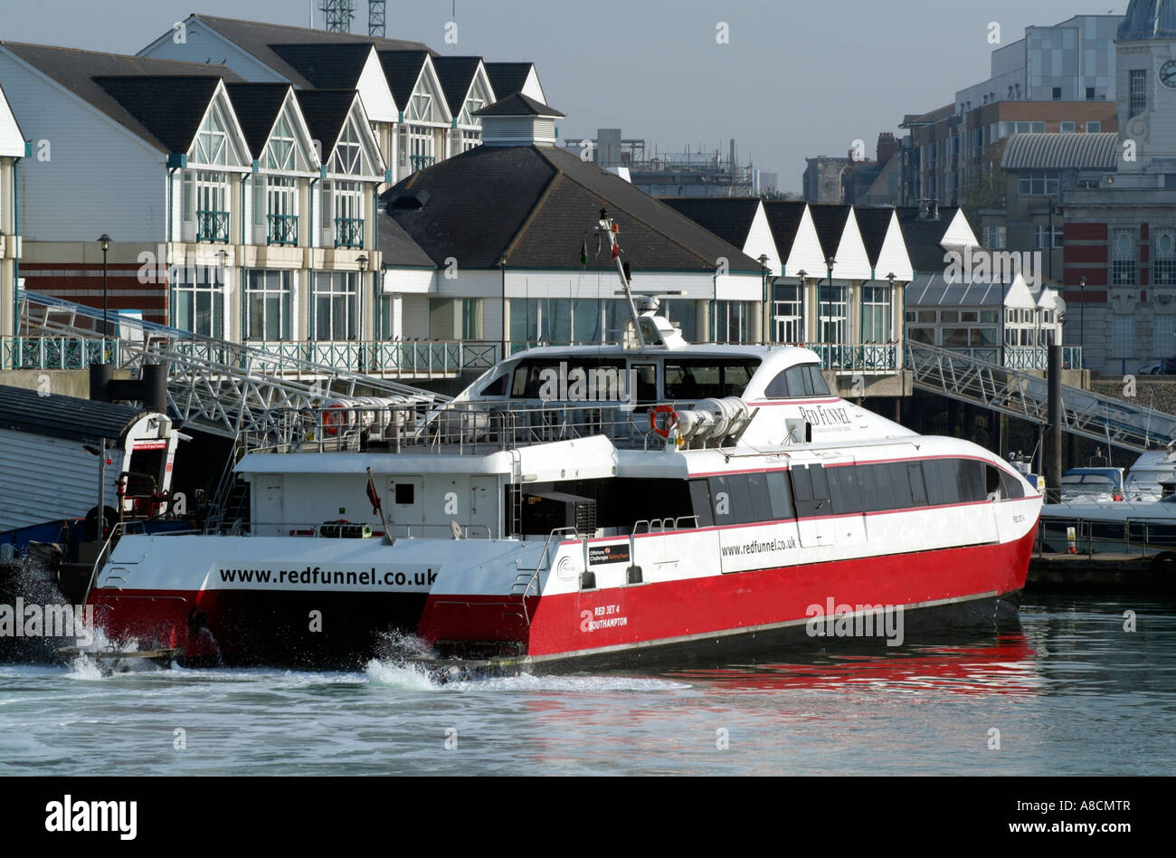 Red Jet 4 un catamaran de Red Funnel arrivant à Southampton Town Quay sur le service de Cowes Ile de Wight Angleterre Banque D'Images